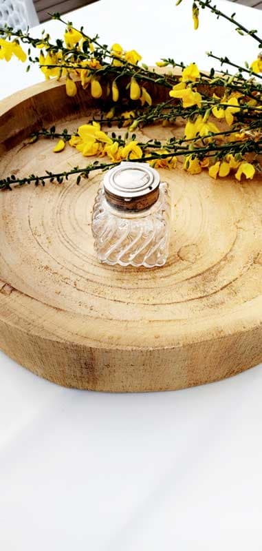 Encrier ancien en verre moulé avec couvercle VENDU