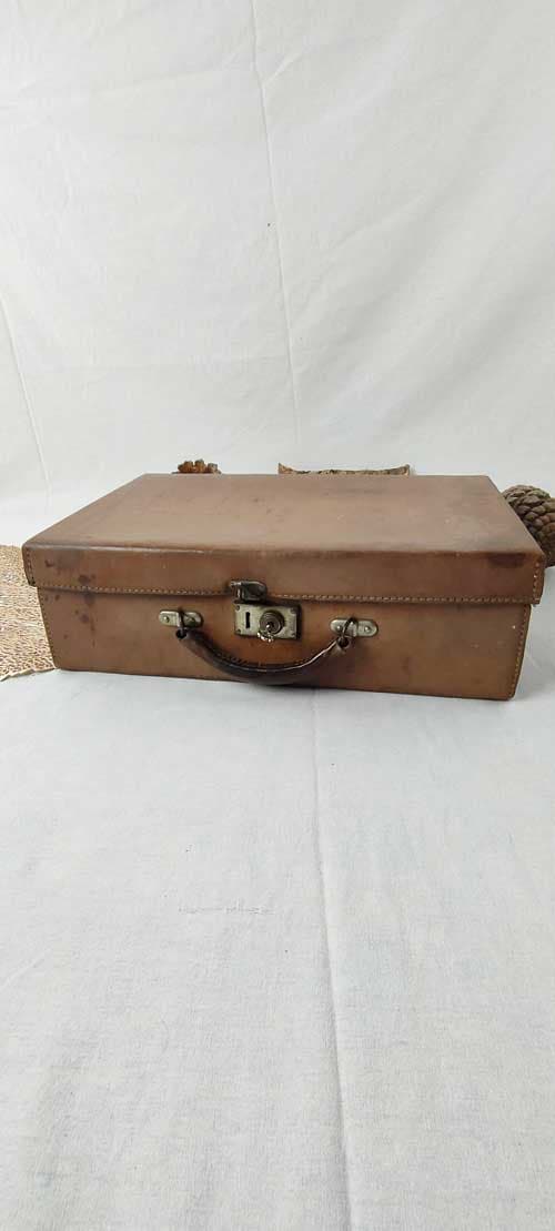 Valise en carton beige vintage
