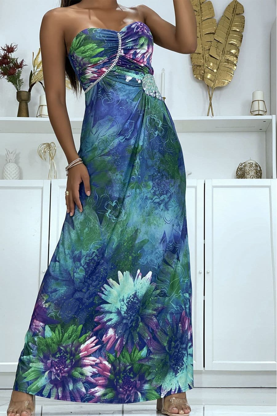 Longue robe motif fleuris bleu avec strass et plis au buste