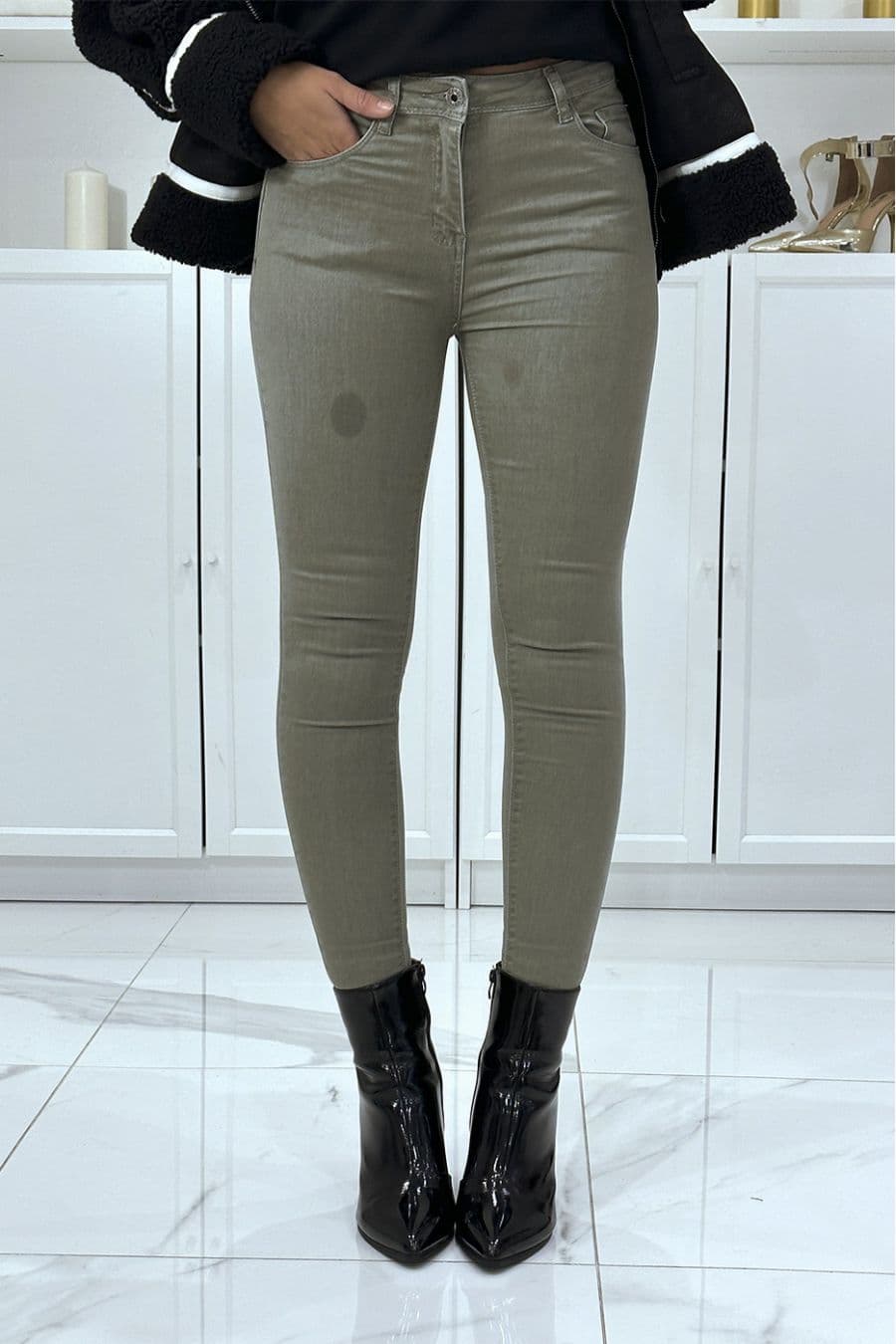 Jean slim kaki extensible avec poches et fermeture zip