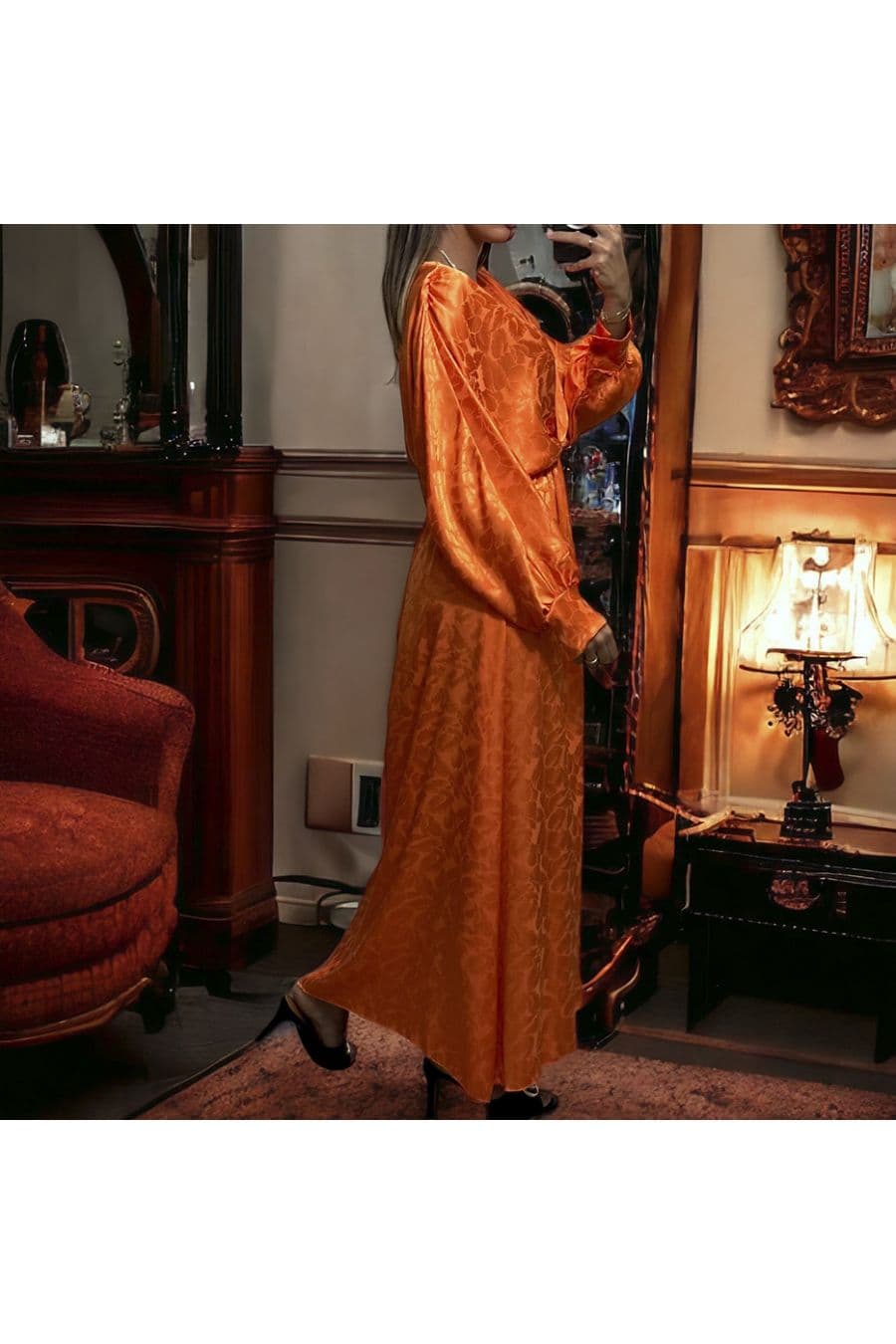 Longue robe cache coeur orange matière brillante à motif