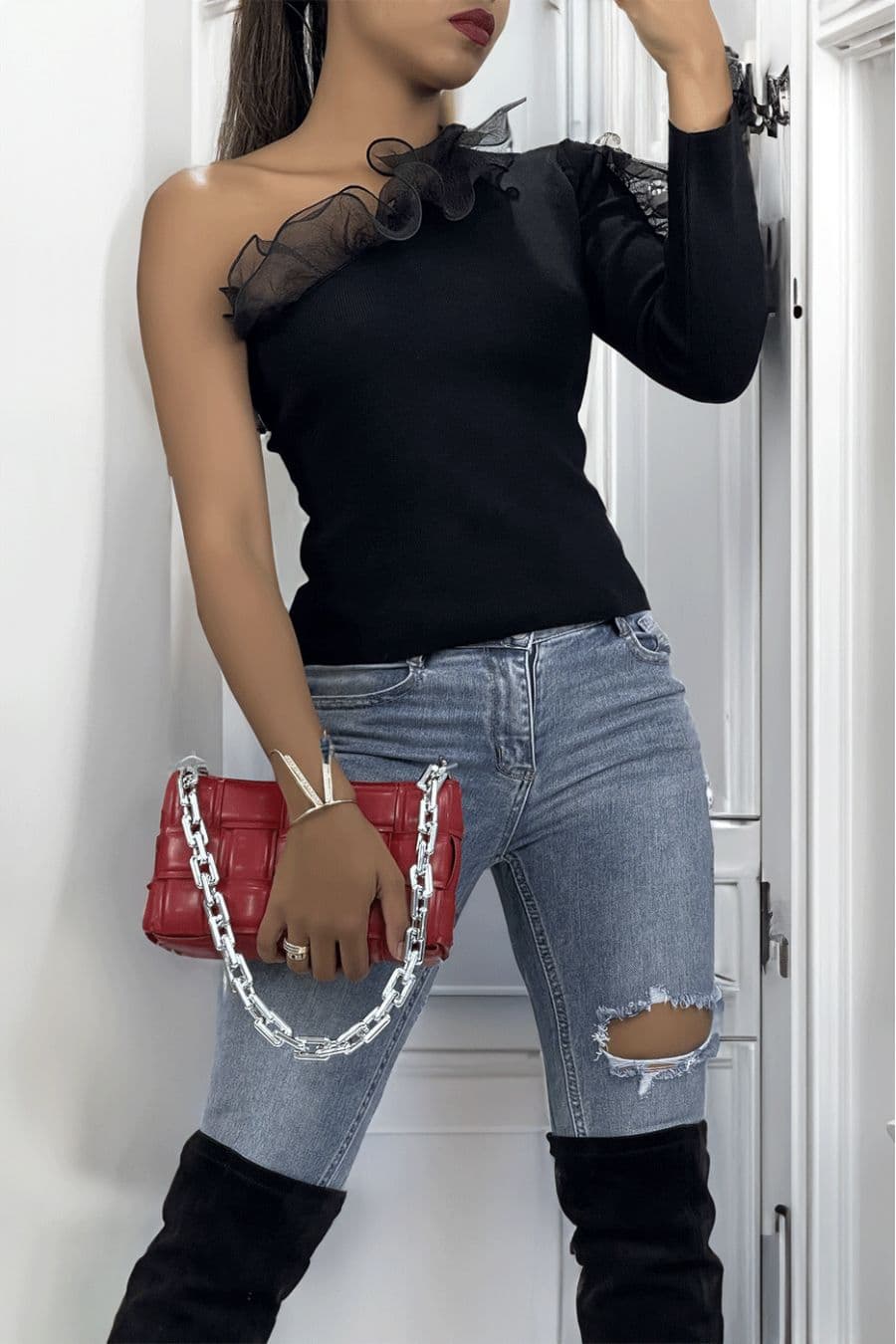 Pull noir côtelé à une manche et volants