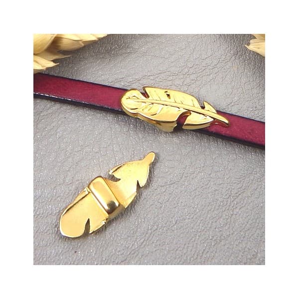 perle passante plume flashe or 22x8mm cuir plat 5mm