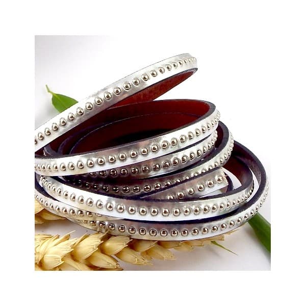 Cuir plat argent metallise avec billes laiton 6mm par 20cm