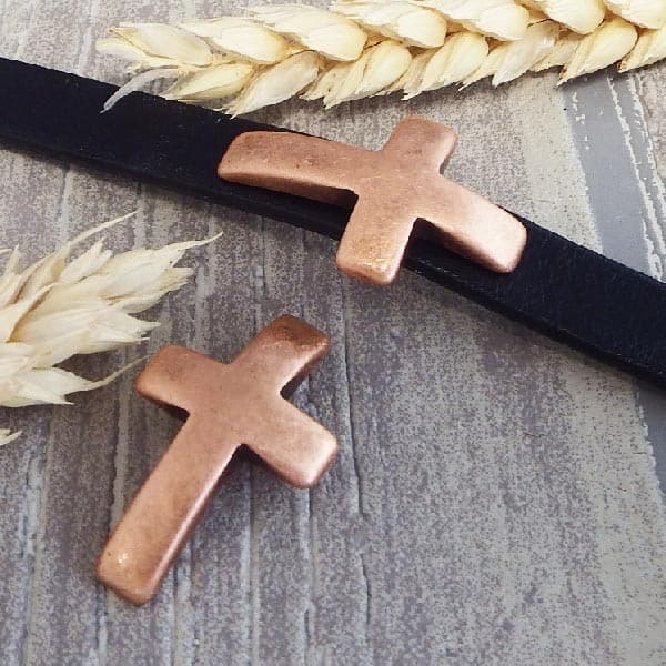 Perle passante croix courbe plaque cuivre pour cuir 10mm