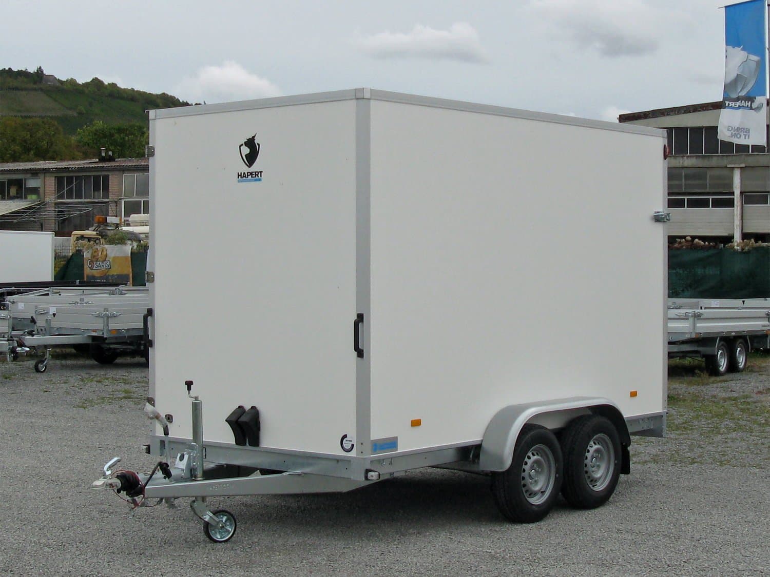 Hapert Sapphire L-2 – 2700 Rampe & Seitentüre – Tieflader-Koffer – Rutschhemmender Boden