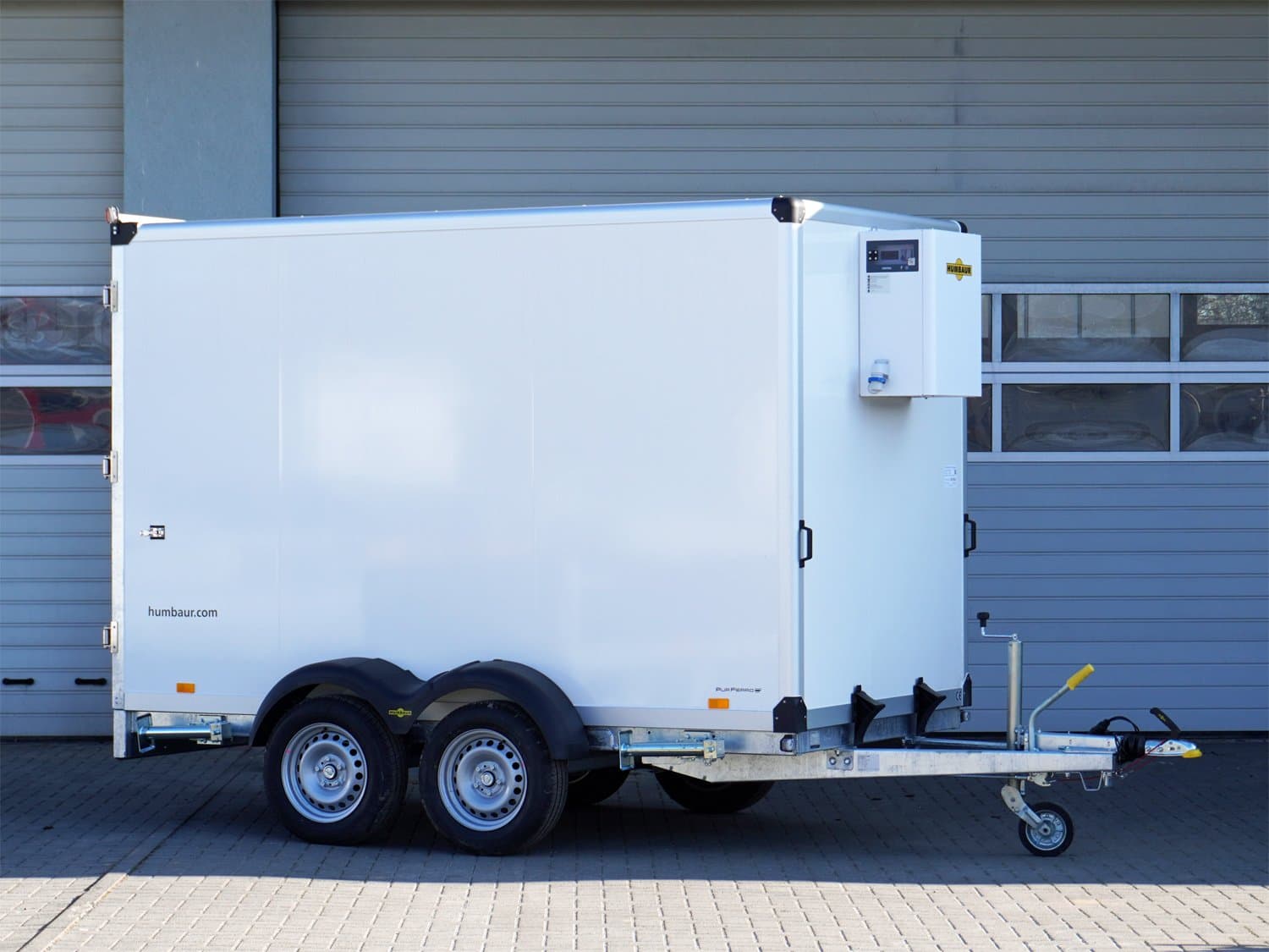 Humbaur HGK 25 32 18 – 21 PF60 Deluxe Tandem-Kühlkoffer mit hochwertiger Isolierung