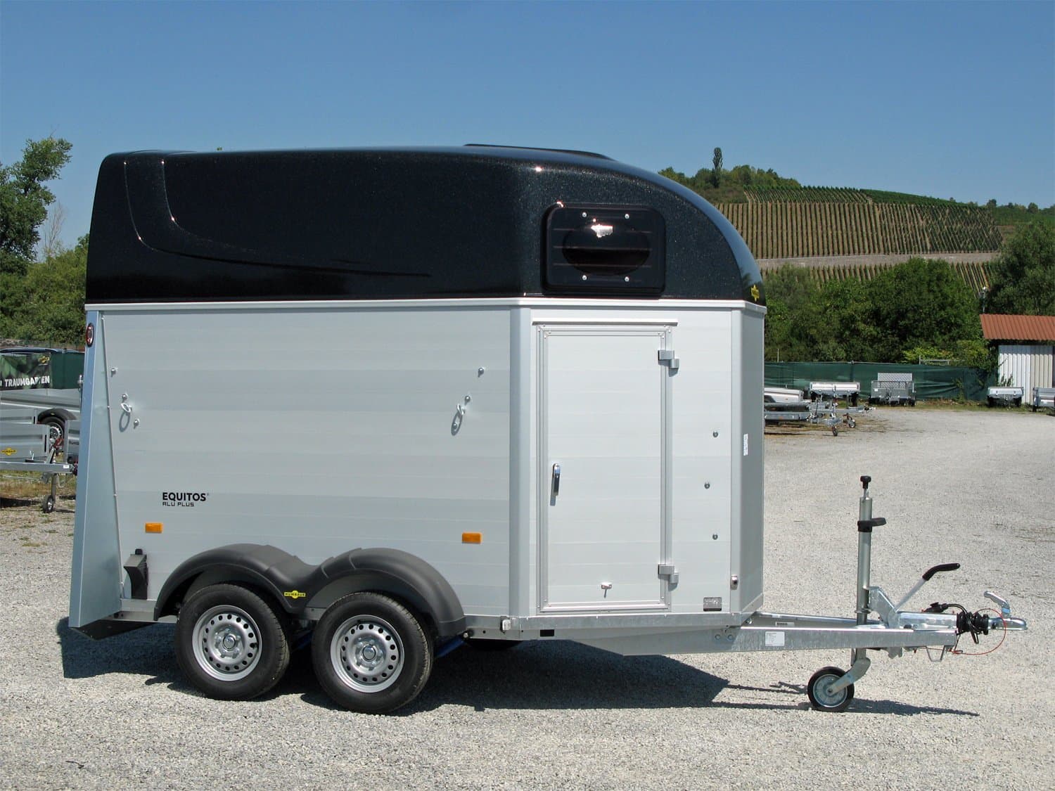 Humbaur Equitos Alu Plus 2400 Sattelkammer & Seitentrittschutz â 100 km/h Reifen