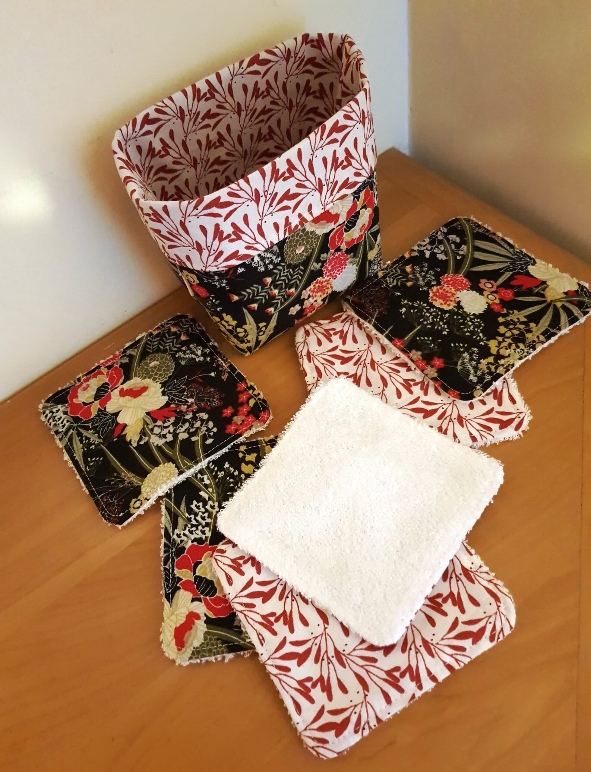 Panier 6 lingettes démaquillantes en coton oeko tex et éponge de bambou - 100DRINE.BOBINE Noirs et rouges