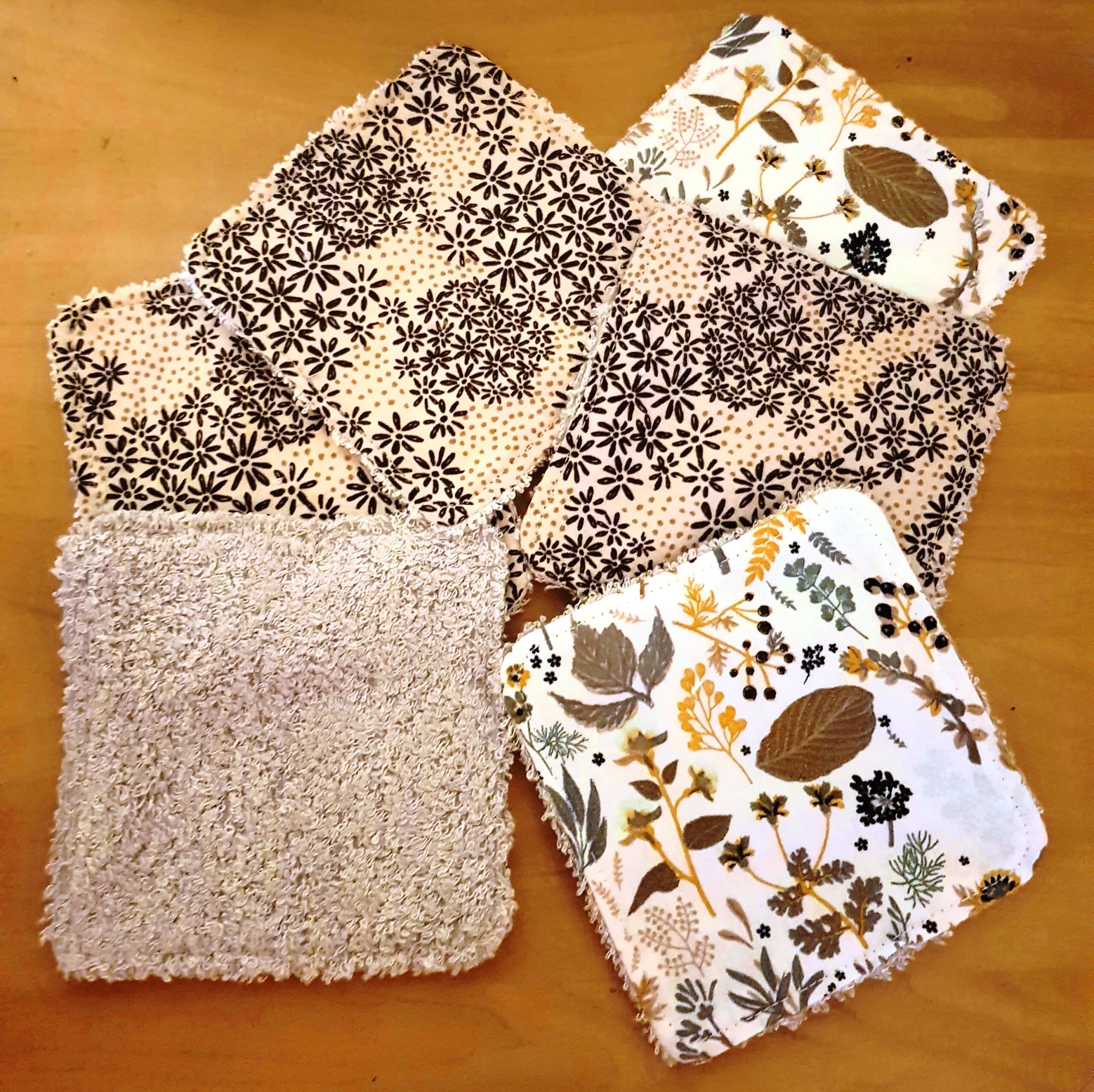 Lot de 6 lingettes démaquillantes en coton oeko tex et éponge de bambou - 100DRINE.BOBINE Roses et blanches