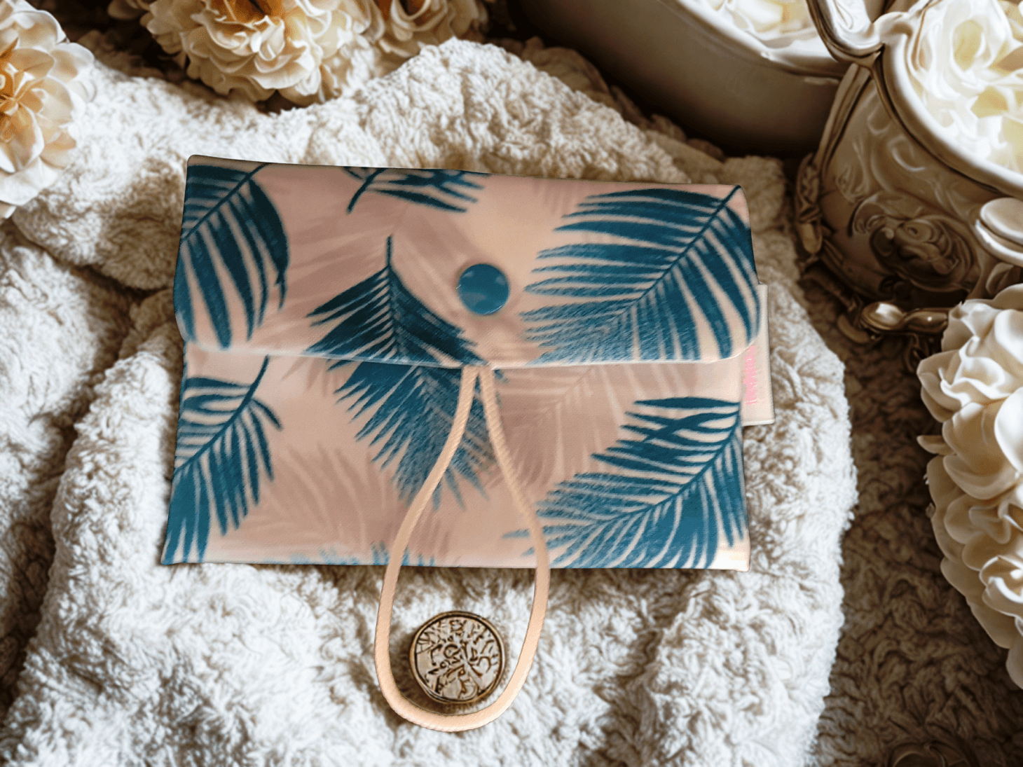 Pochette à savon nomade - 100DRINE.BOBINE Blanche avec feuilles bleues