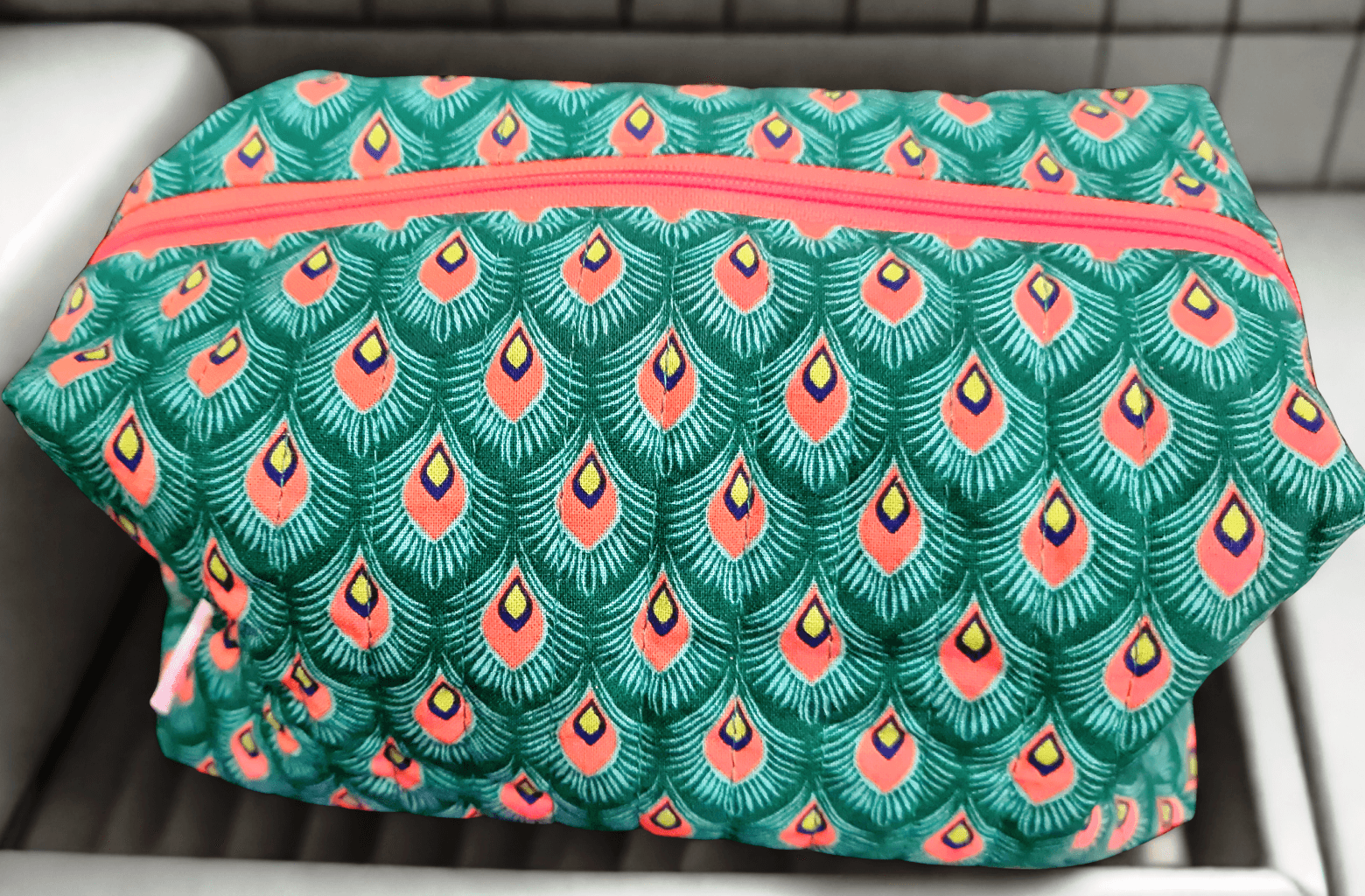 Trousse rectangulaire matelassée - 100DRINE.BOBINE Grand format plumes de paon vertes