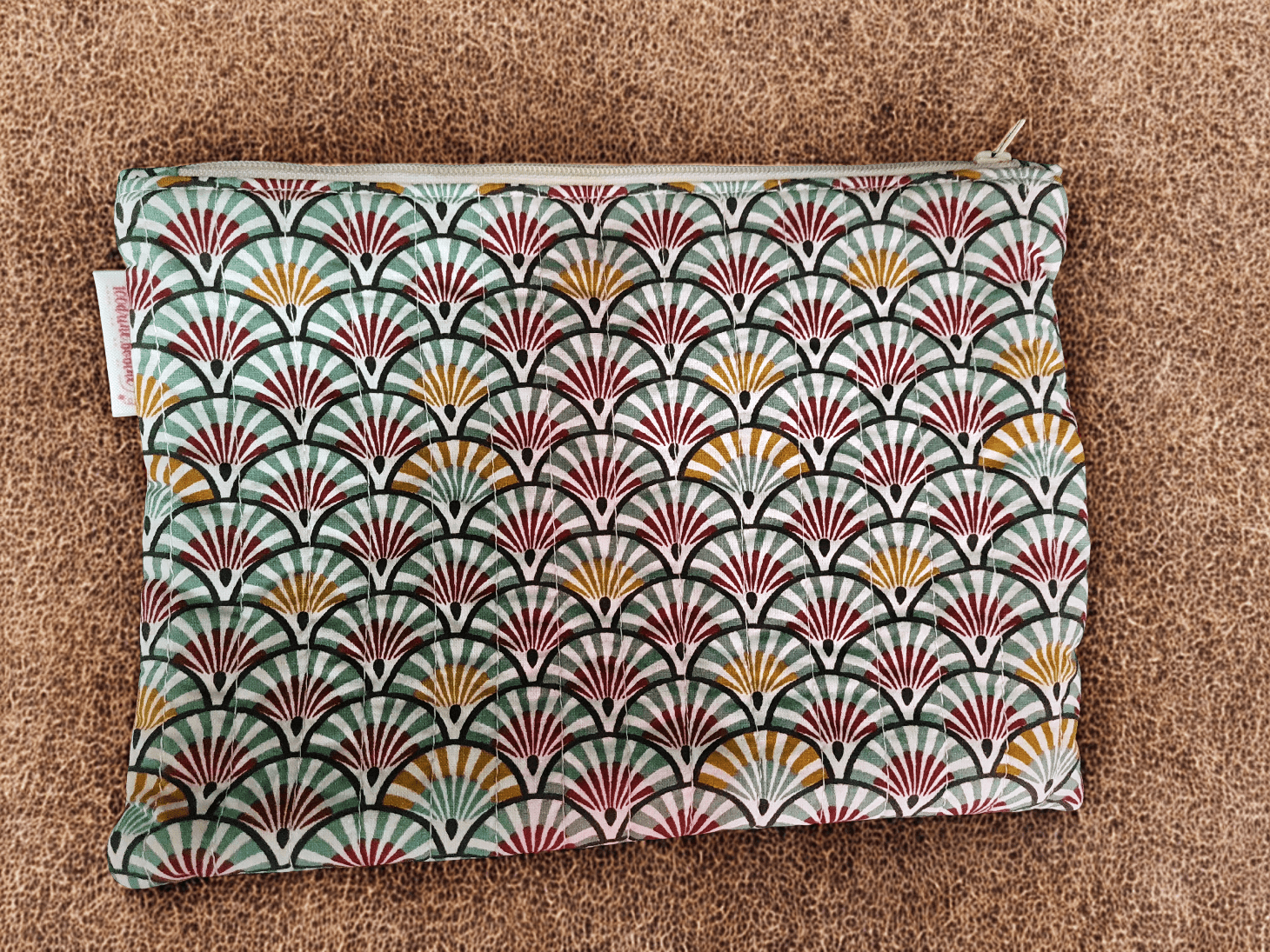 Trousse plate matelassée - 100DRINE.BOBINE Fleurs de lotus rouge & jaune