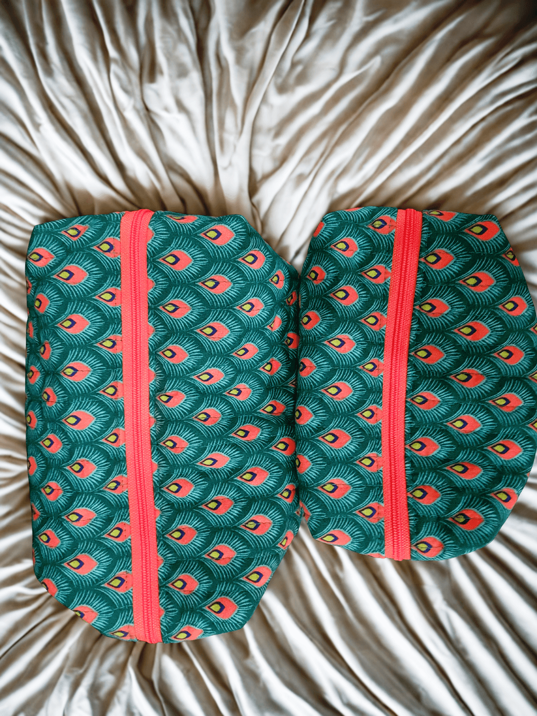 Trousse rectangulaire matelassée - 100DRINE.BOBINE Lot de 2 trousses assorties plumes de paon vertes