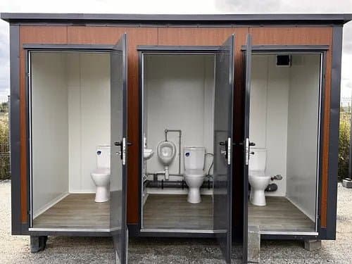 Pabellón Sanitario con Tres Cabinas (Ref: S2103)