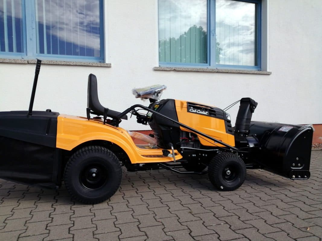 Cub Cadet LT3 PR105 Rasentraktor mit Schneefräsen-Anbaugerät