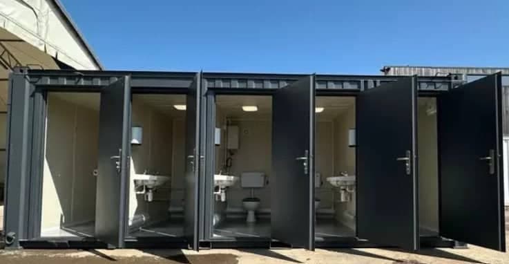 Kontener sanitarny 6 m × 2,4 m – 5 oddzielnych kabin – WC i umywalka