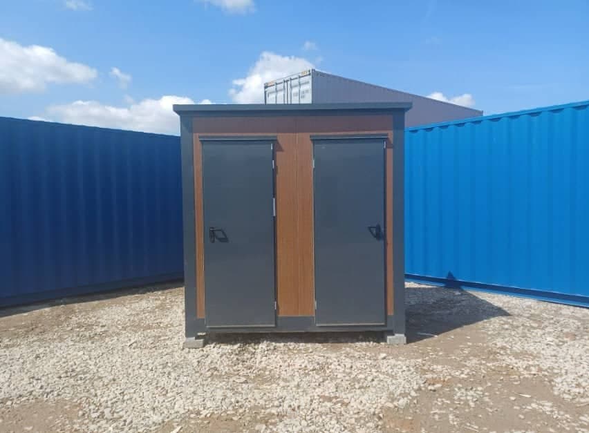 Podwójny blok sanitarny – 2 niezależne kabiny, WC, umywalka i podgrzewacz wody