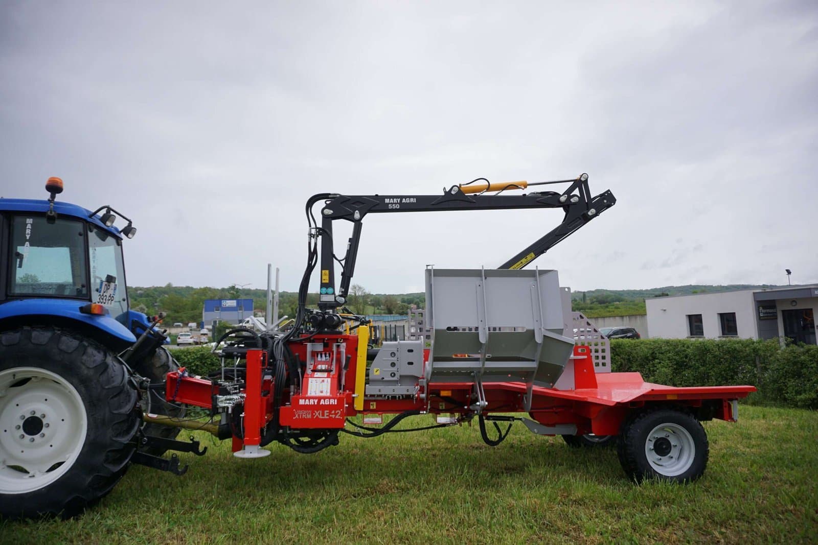 Horizontaler Holzspalter LANCMAN 42 Tonnen auf RĂ€dern