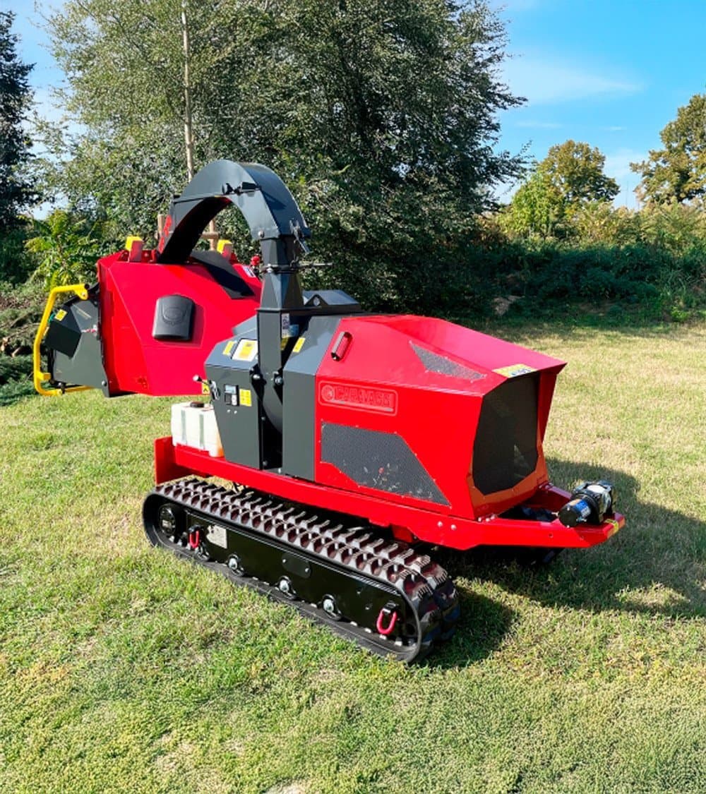 Profi-Diesel-HolzhÀcksler auf Raupen 25,2 PS 200 mm Caravaggi CP-210 KD TN