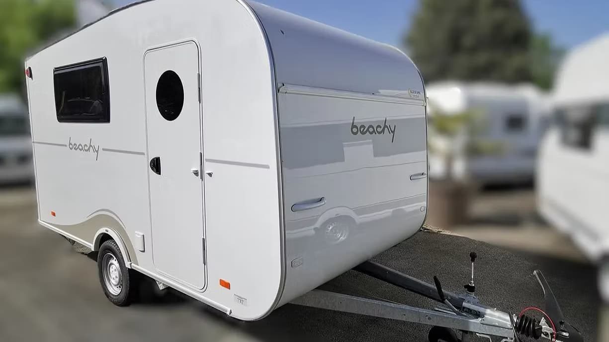 Hobby BEACHY 420 leichter Wohnwagen im Neo-Retro-Stil 2023