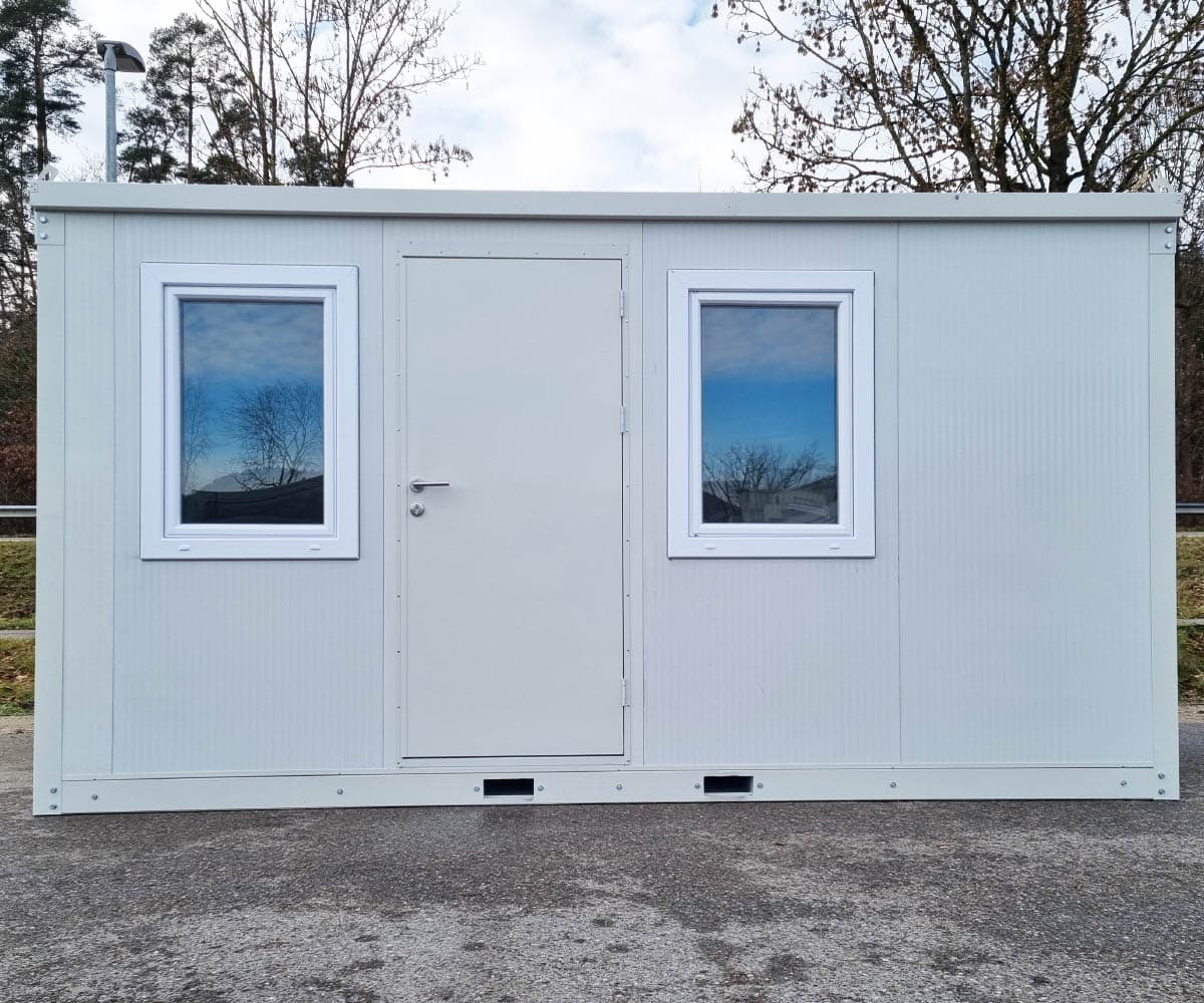 Bürocontainer Grauweiß – H 2460 × B 2450 × T 4400 mm, einflügelige Tür, verschraubte Konstruktion mit 50 mm Sandwichpaneelen