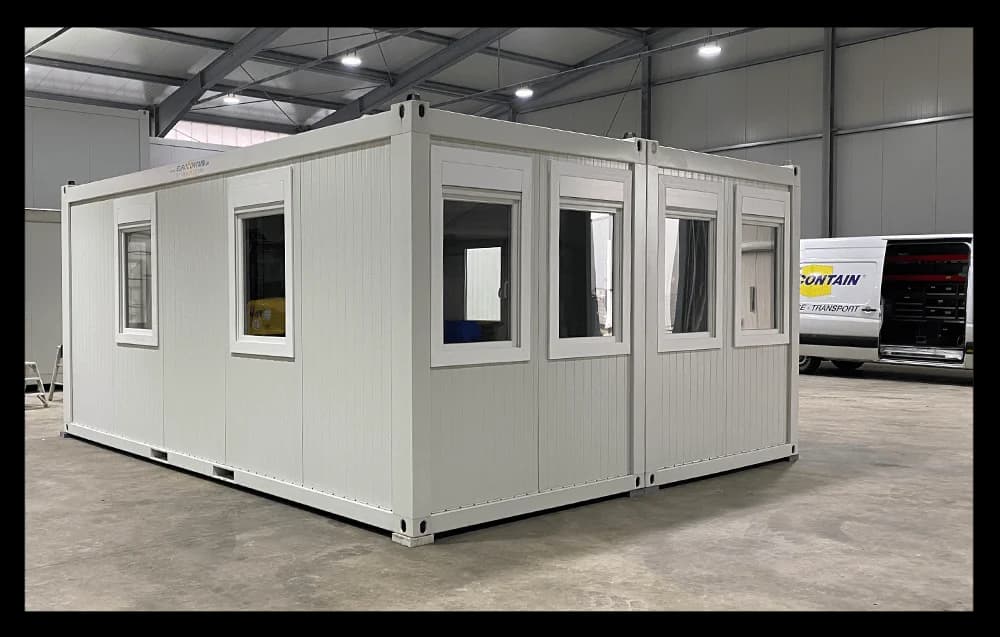 Duo-Anlage mit 2 neuen 20-Fuß-Bürocontainern – Grauweiß (RAL 9002), 6,055×2,435×2,800 mm, voll ausgestattet, sofort lieferbar