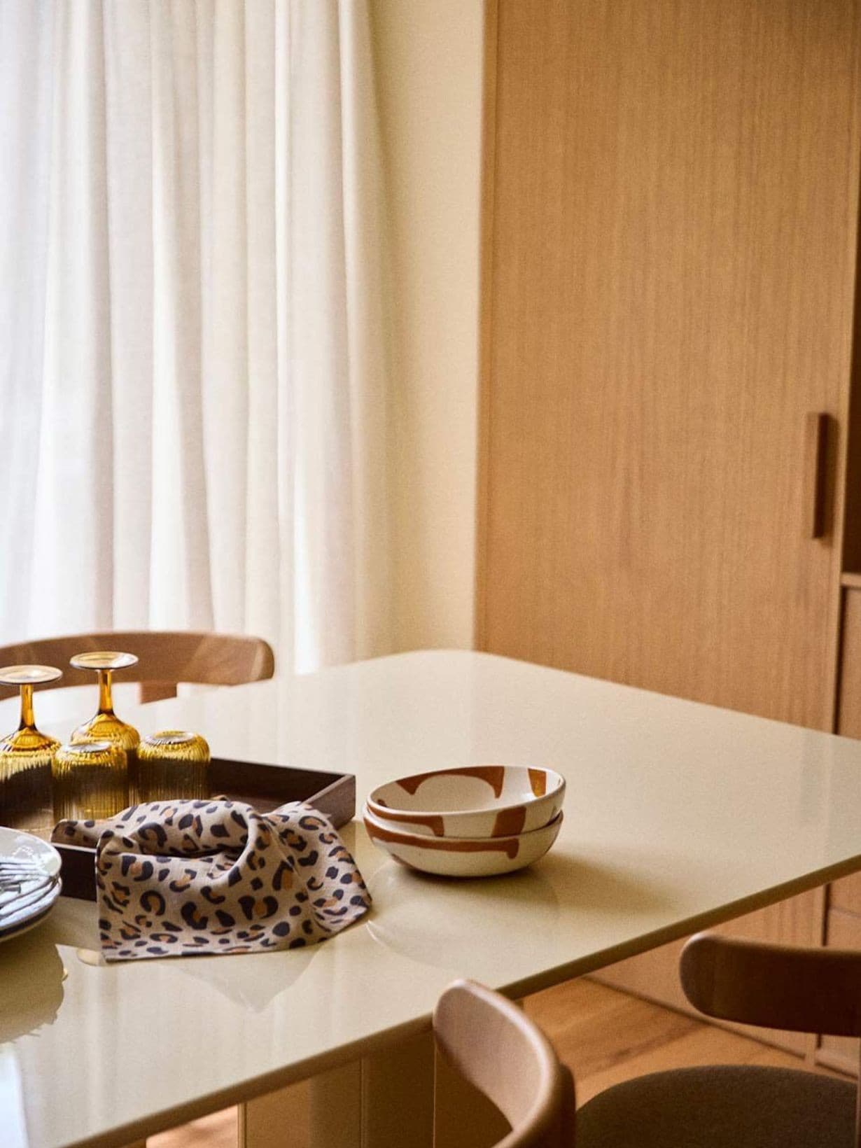 Table à manger rectangulaire laquée, Victoire CrÚme 260 cm - Gabrielle Paris