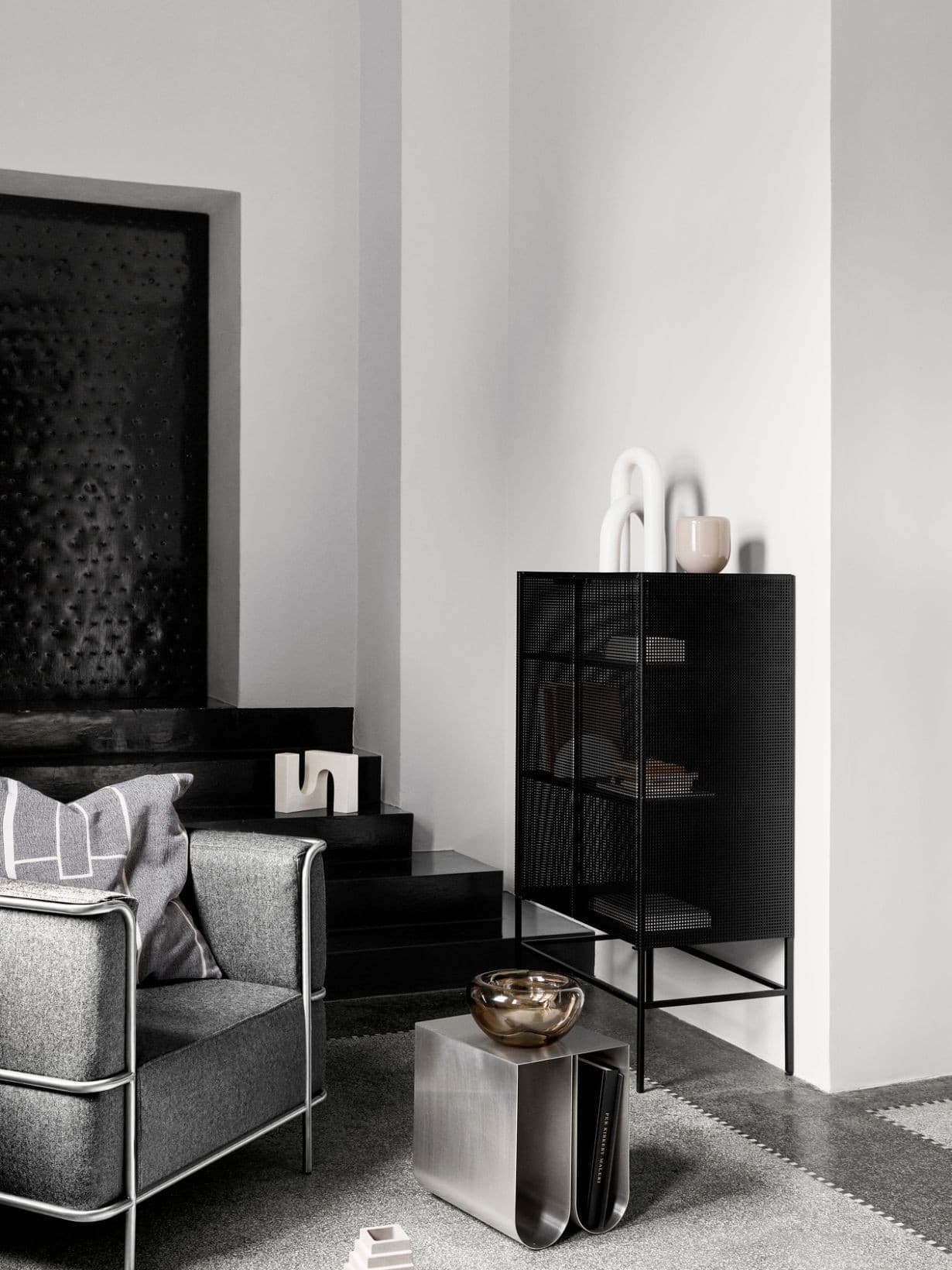 Table dâappoint incurvĂ©e en acier brut, Curved - KRISTINA DAM