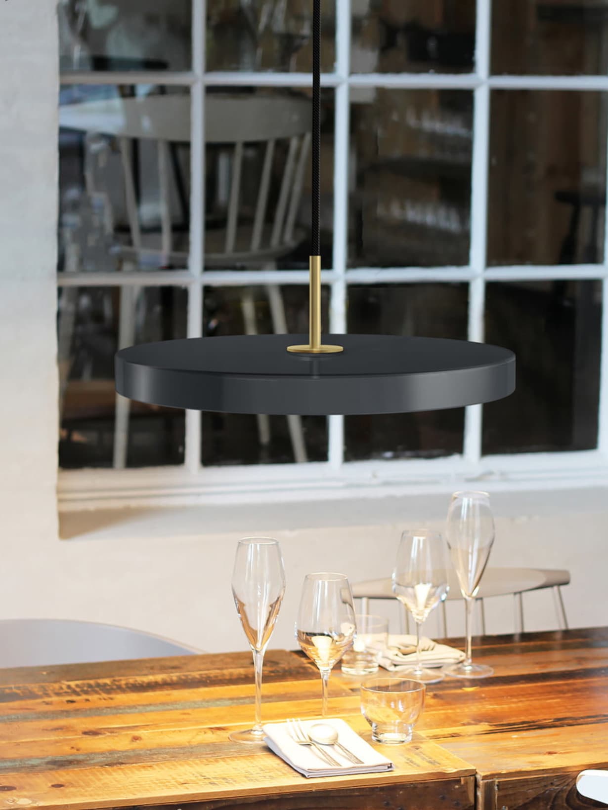 Suspension LED noir avec détail en laiton, Asteria - Umage