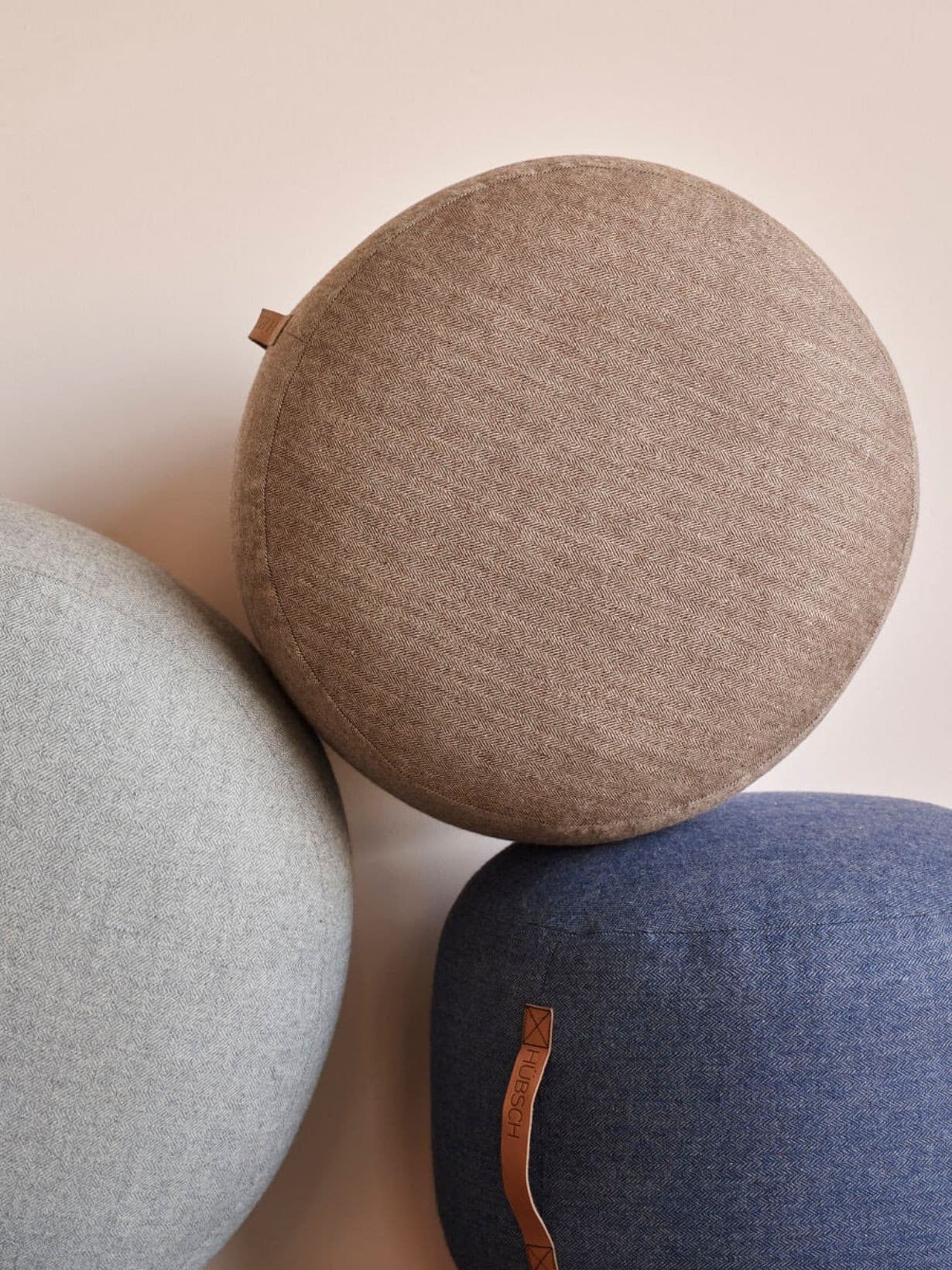 Pouf en laine avec une lanière en cuir Ø70 cm, Mochi Gris clair - Hübsch