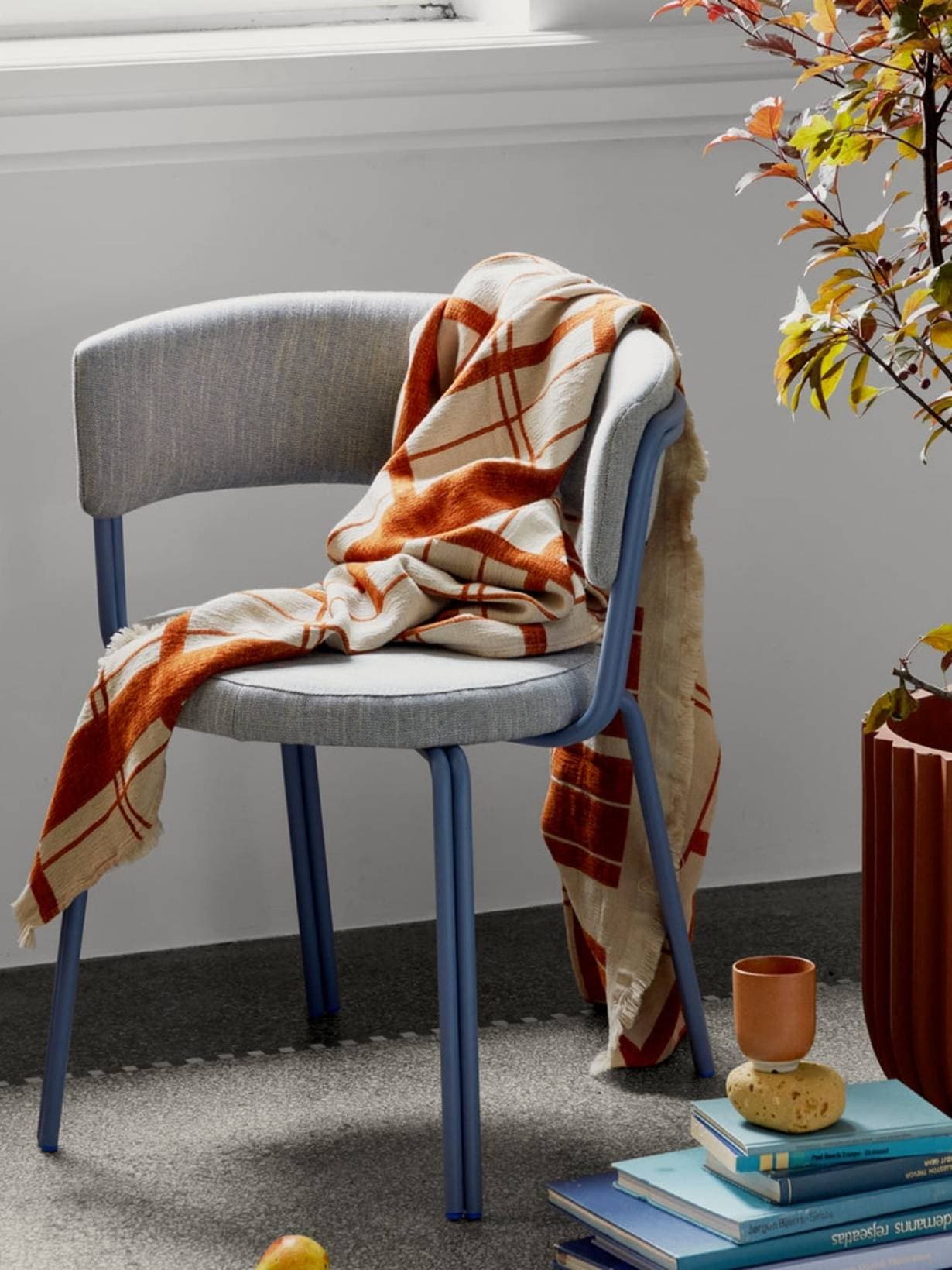 Grande chaise en fer et en textile, Oda Bleu - Broste Copenhagen