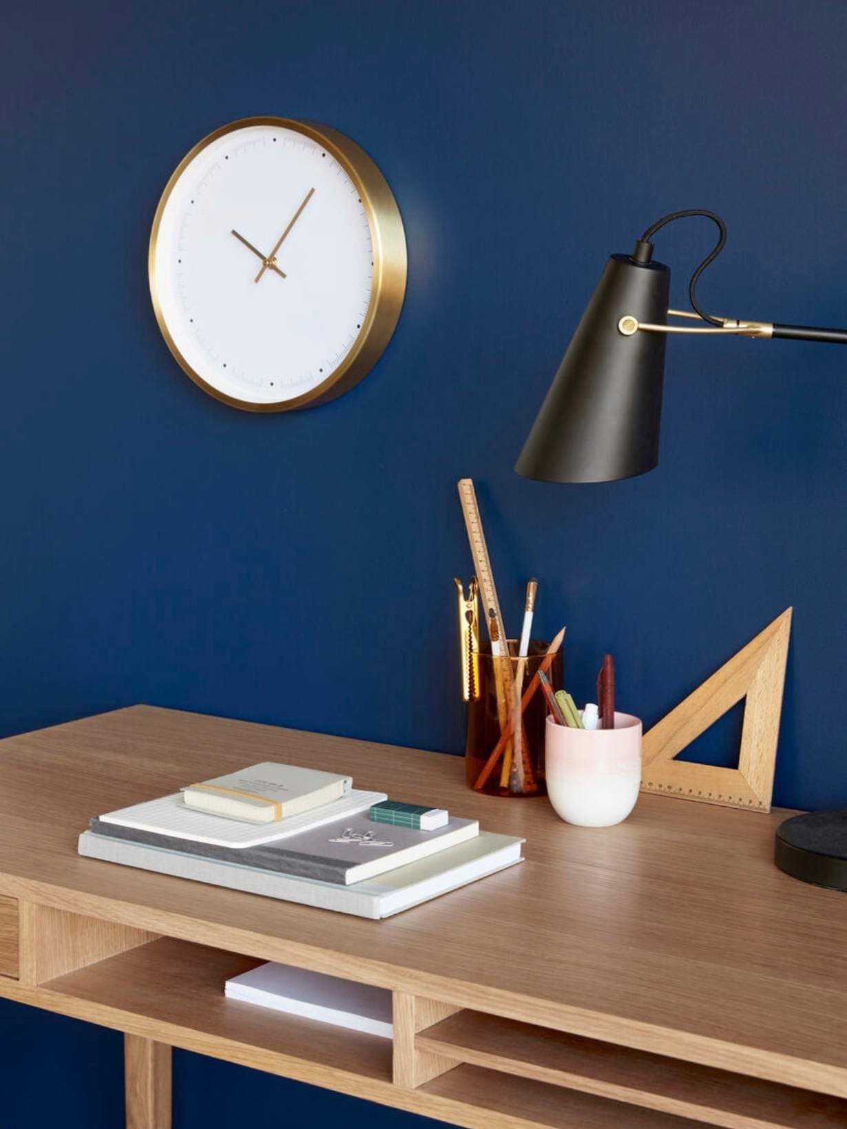 Horloge blanche en laiton, Asta - Hübsch