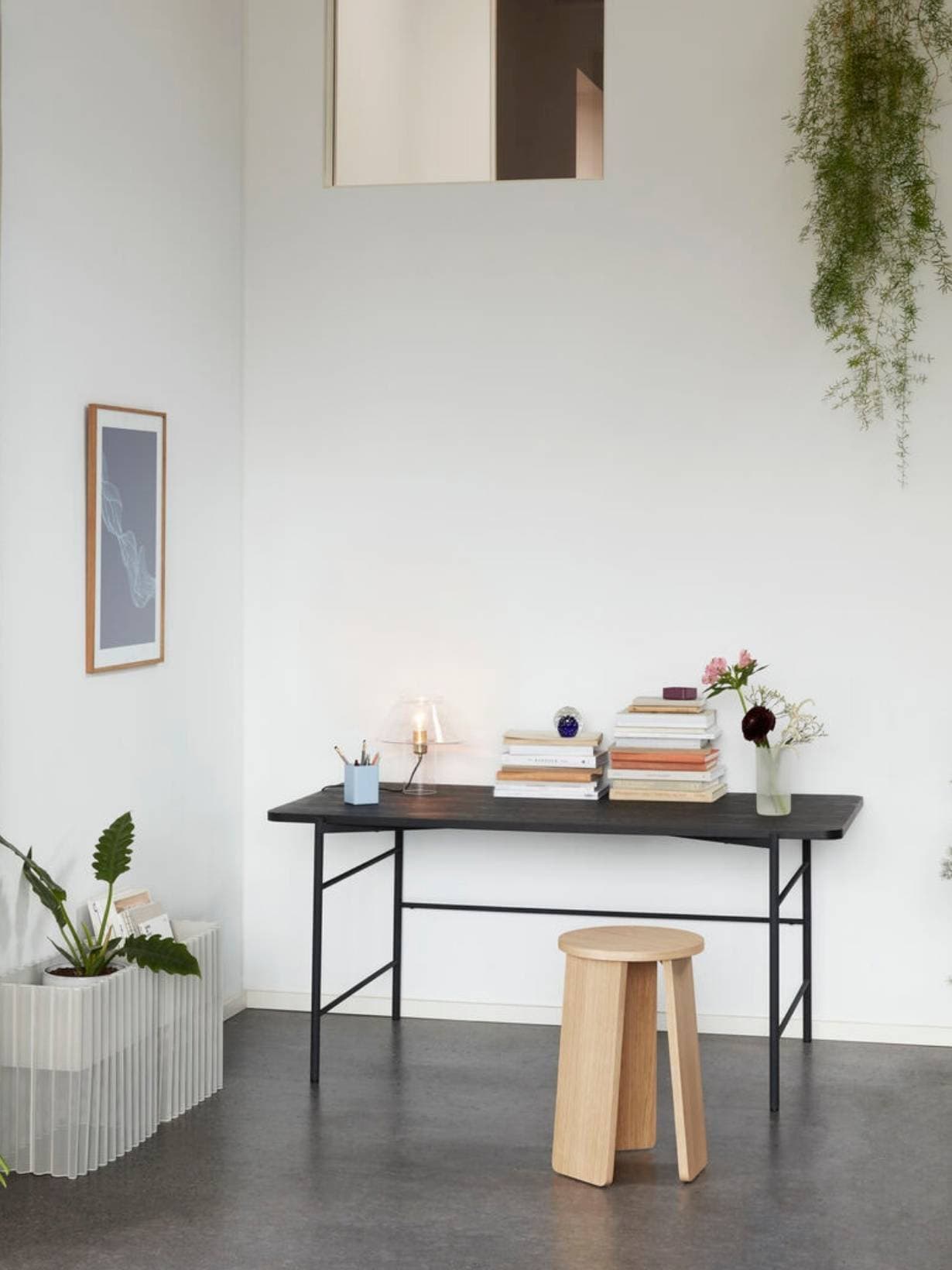 Bureau en bois de frêne et metal noir, Norm - Hübsch