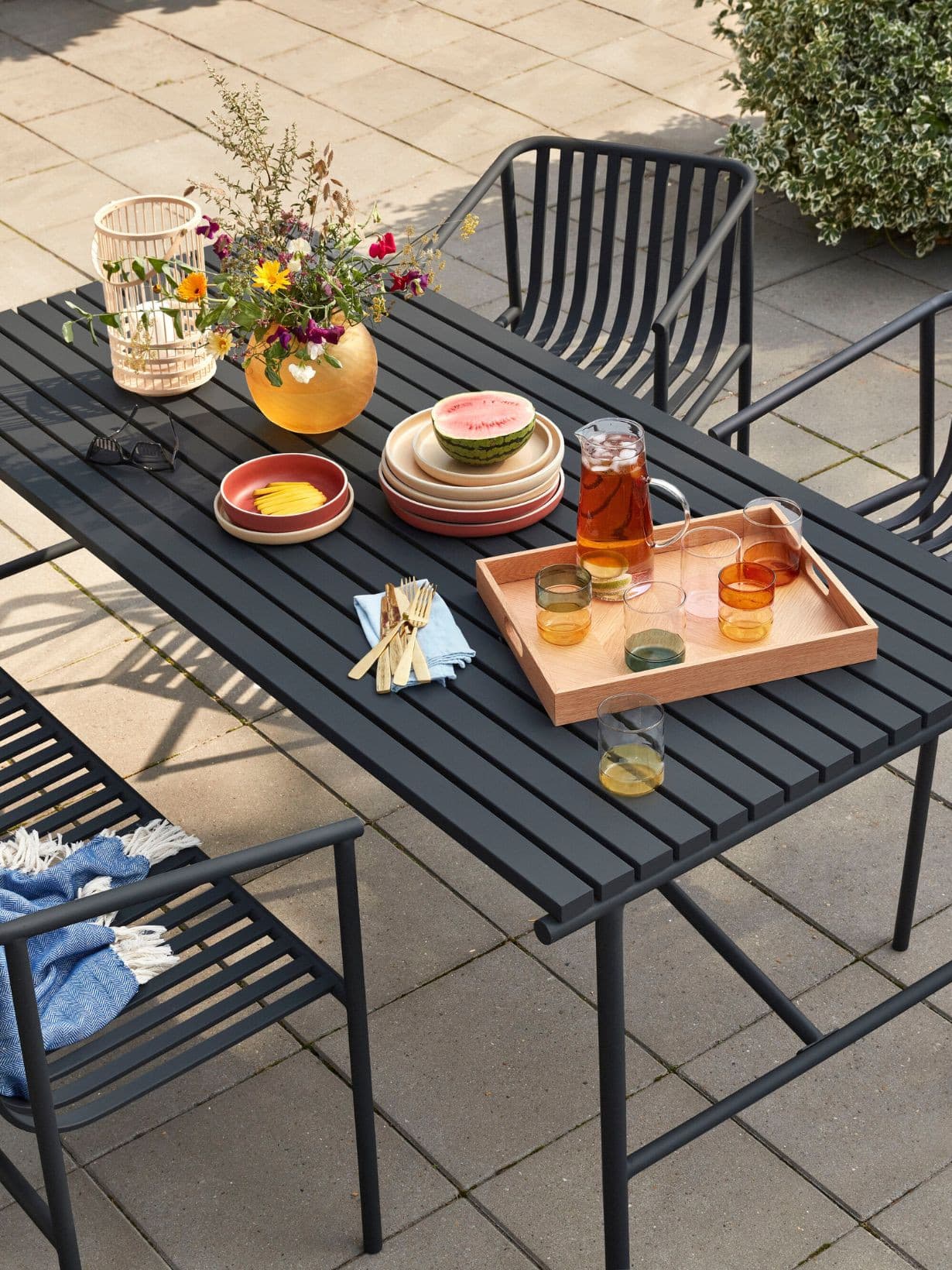 Banc de jardin en métal noir, Villa Noir - Hübsch