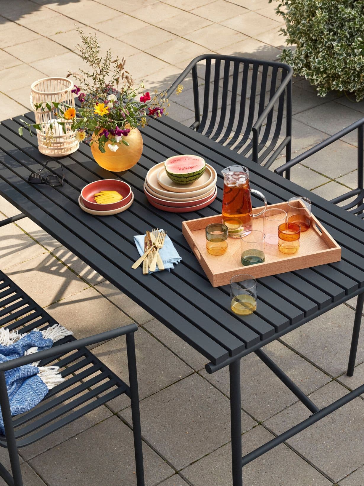 Table large en métal noir, Villa - Hübsch