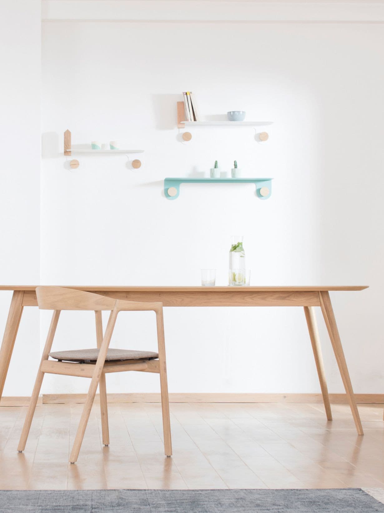 Chaise de table en chĂȘne massif et assise tissu, Muna - Gazzda