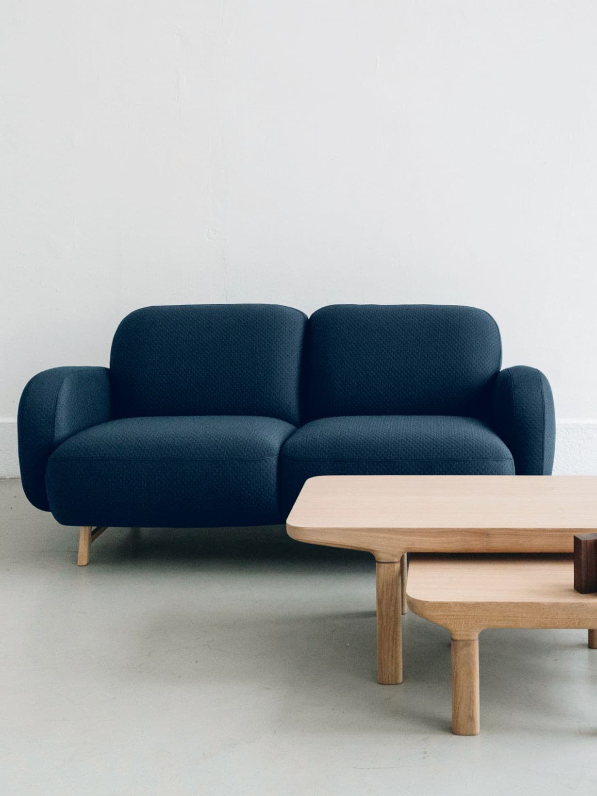 Canapé trois places recouvert de tissu, Auguste bleu cobalt - Hartô