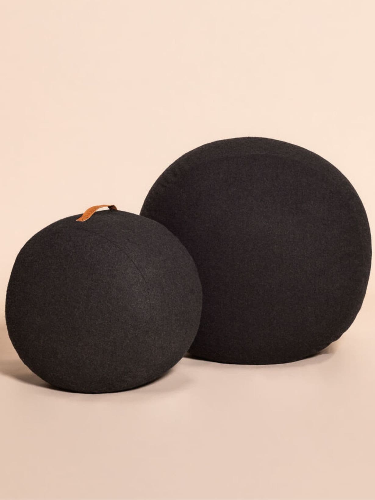 Pouf en laine avec une lanière en cuir Ø70 cm, Mochi Gris foncé - Hübsch