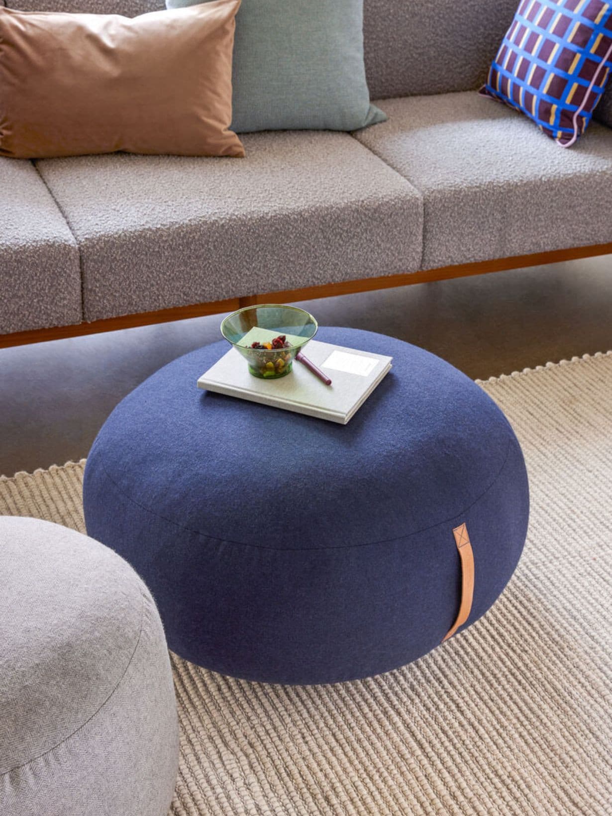 Pouf en laine avec une lanière en cuir Ø70 cm, Mochi Bleu foncé - Hübsch