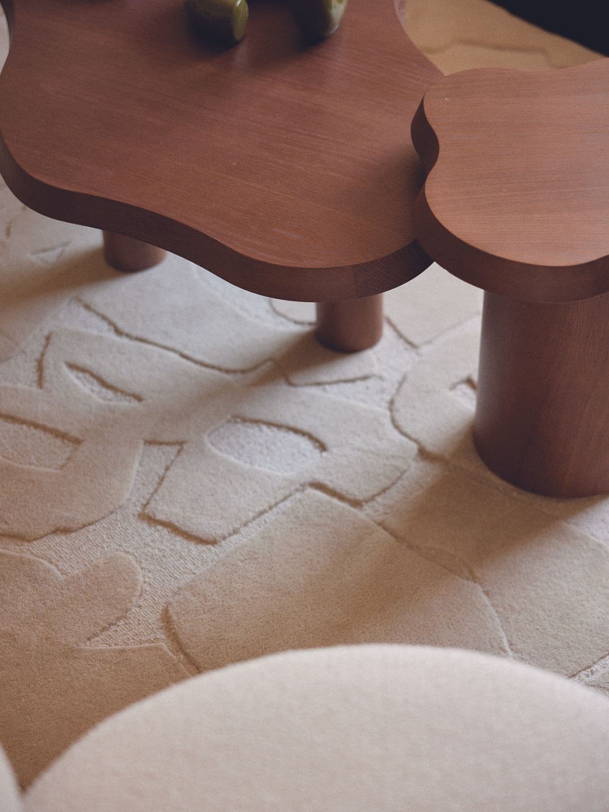 Table d'appoint en Iroko massif, Mahaut - Gabrielle Paris