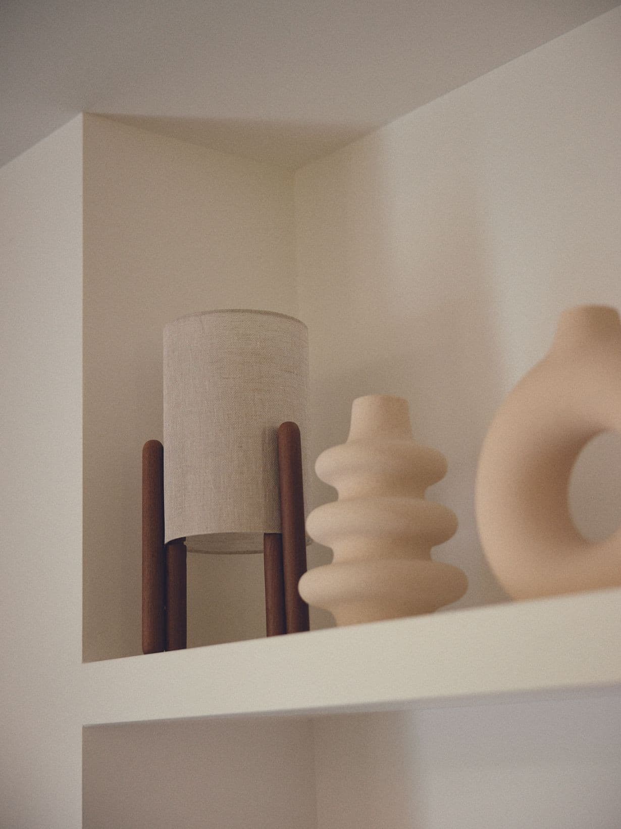 Lampe en frĂȘne massif laquĂ©e, Colette Caramel L - Gabrielle Paris