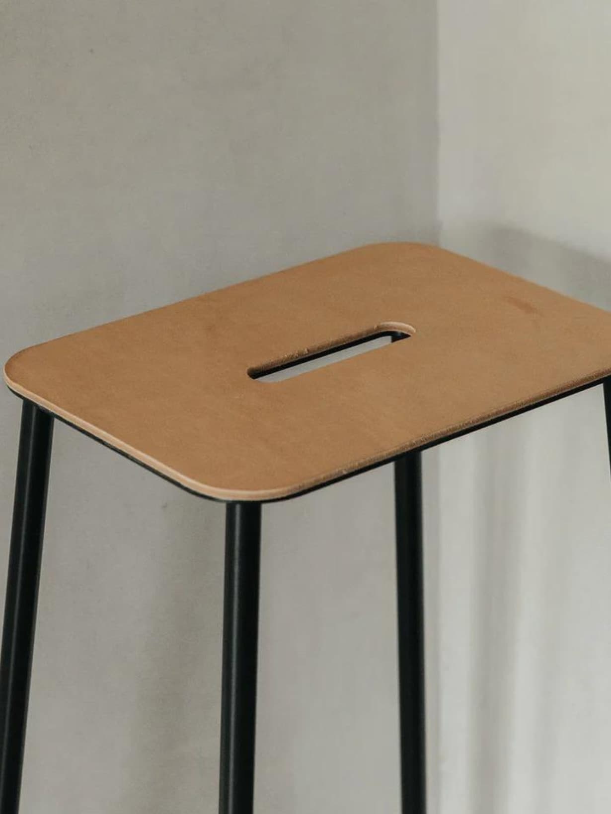Tabouret, Adam Noir / Cuir naturel H76 - Frama