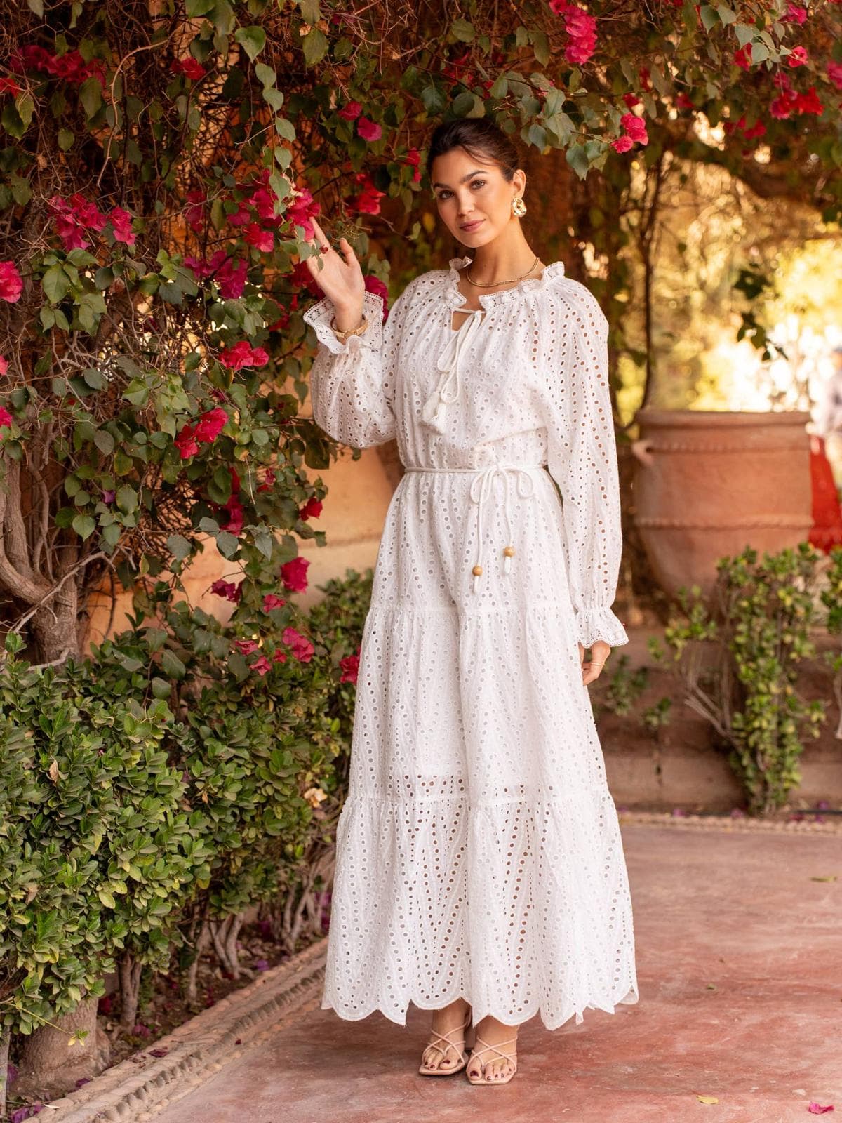 Robe coton longue en broderie anglaise avec col Ă nouer