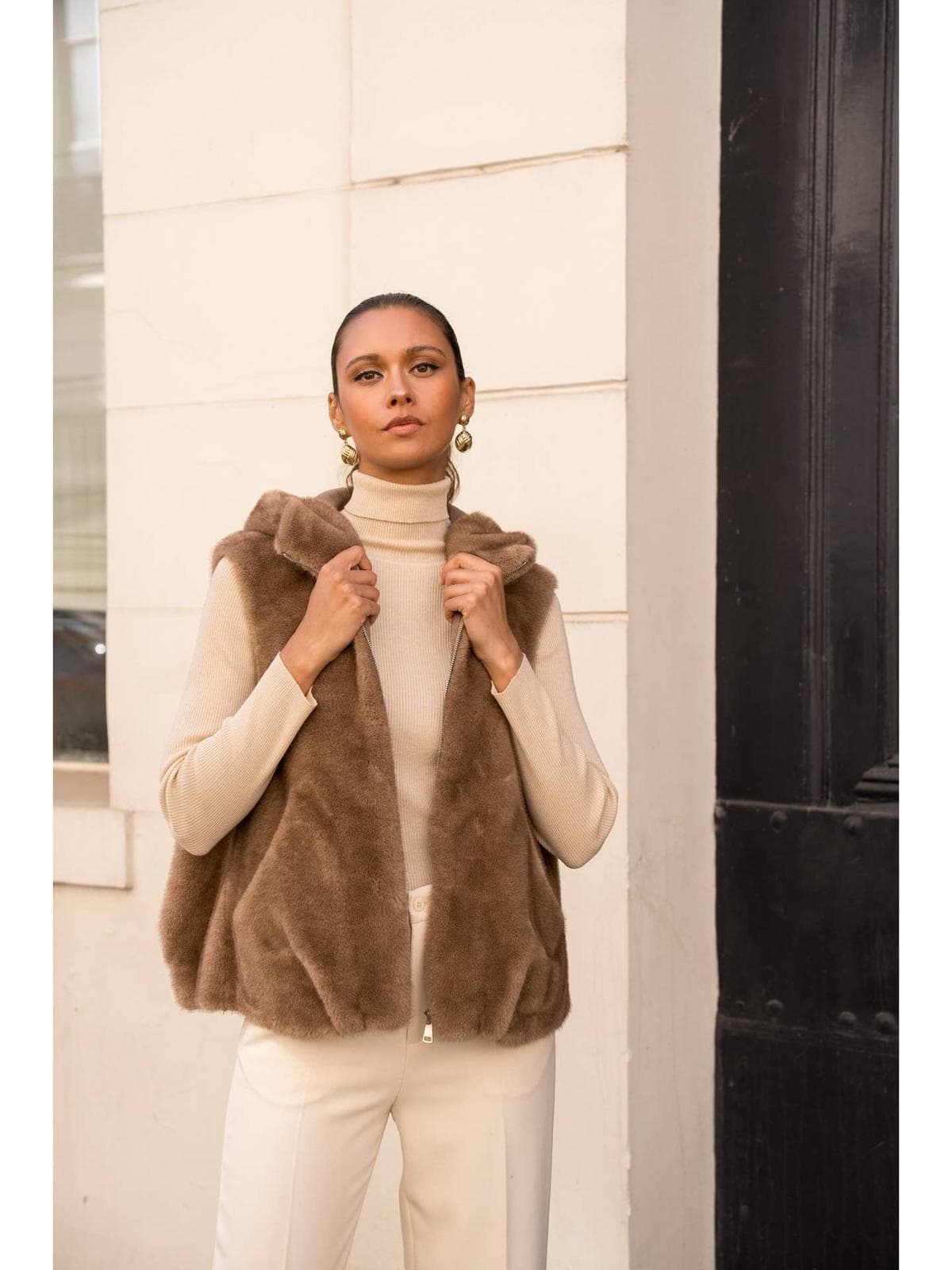 Veste capuche sans manches en fausse fourrure