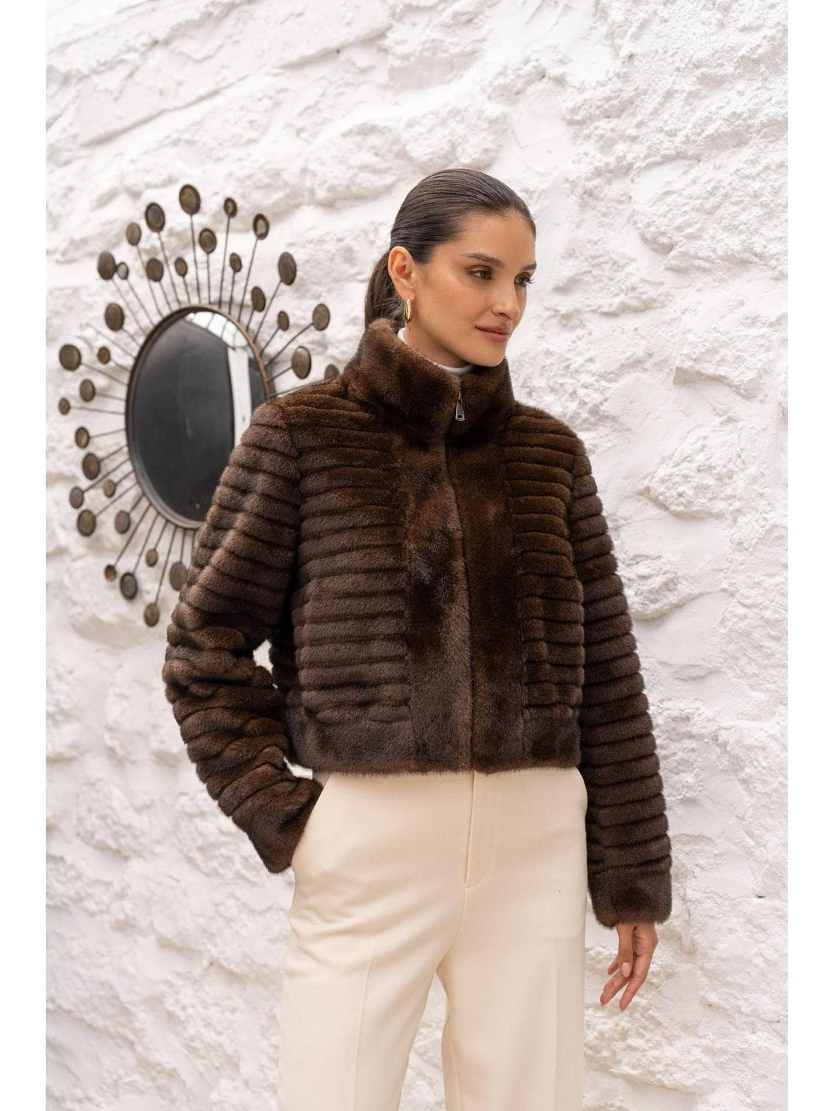 Manteau court en fausse fourrure Ă bandes horizontales