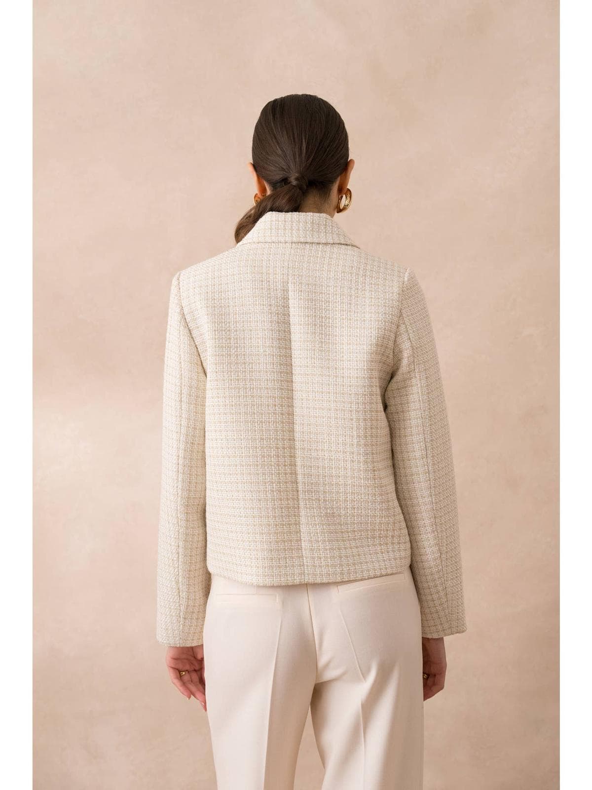 Veste cropped en tweed écru à la coupe structurée