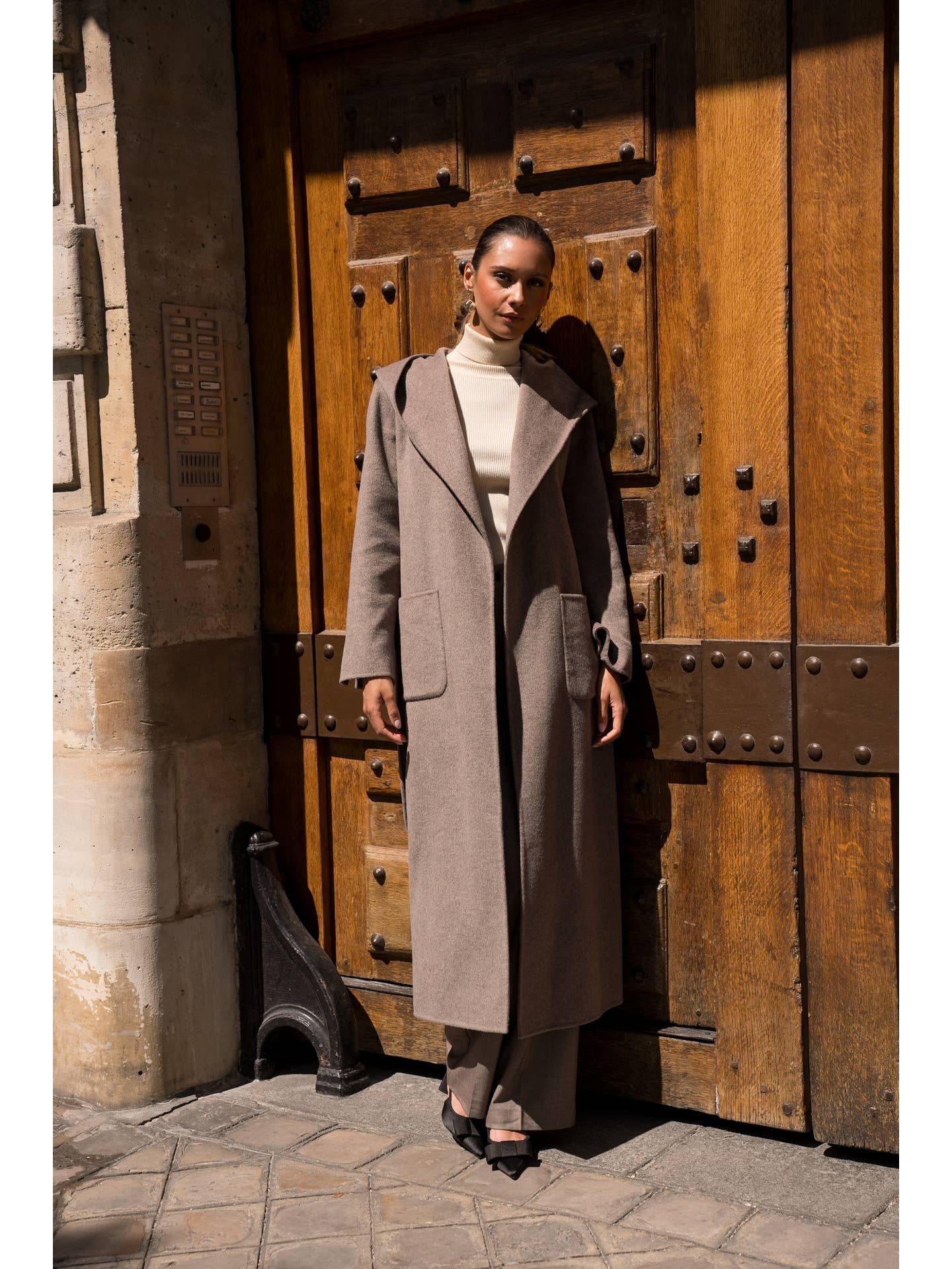 Manteau long en laine cousu main Ă capuche large et ceinture