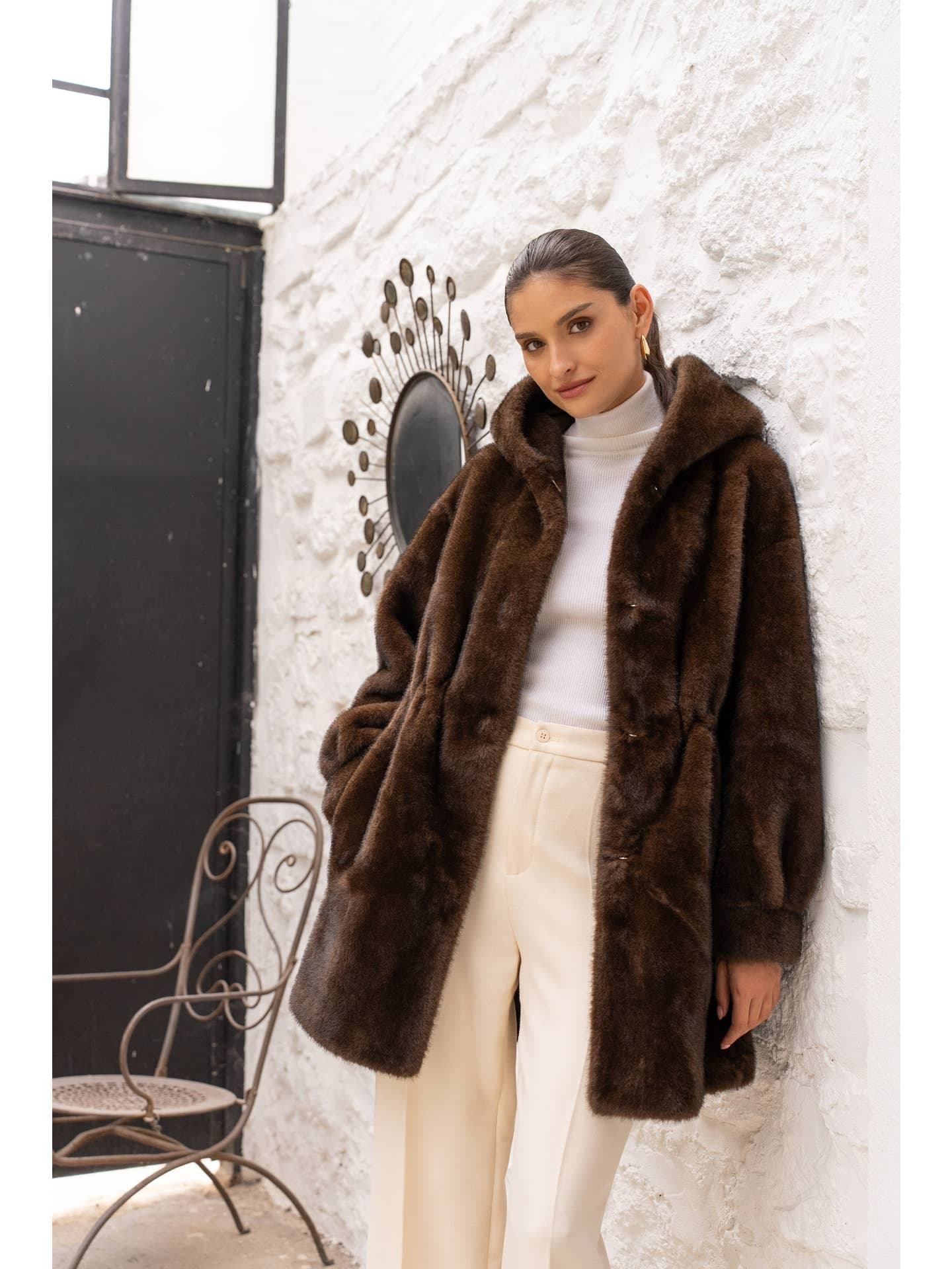 Manteau mi-long fourrure synthétique à capuche