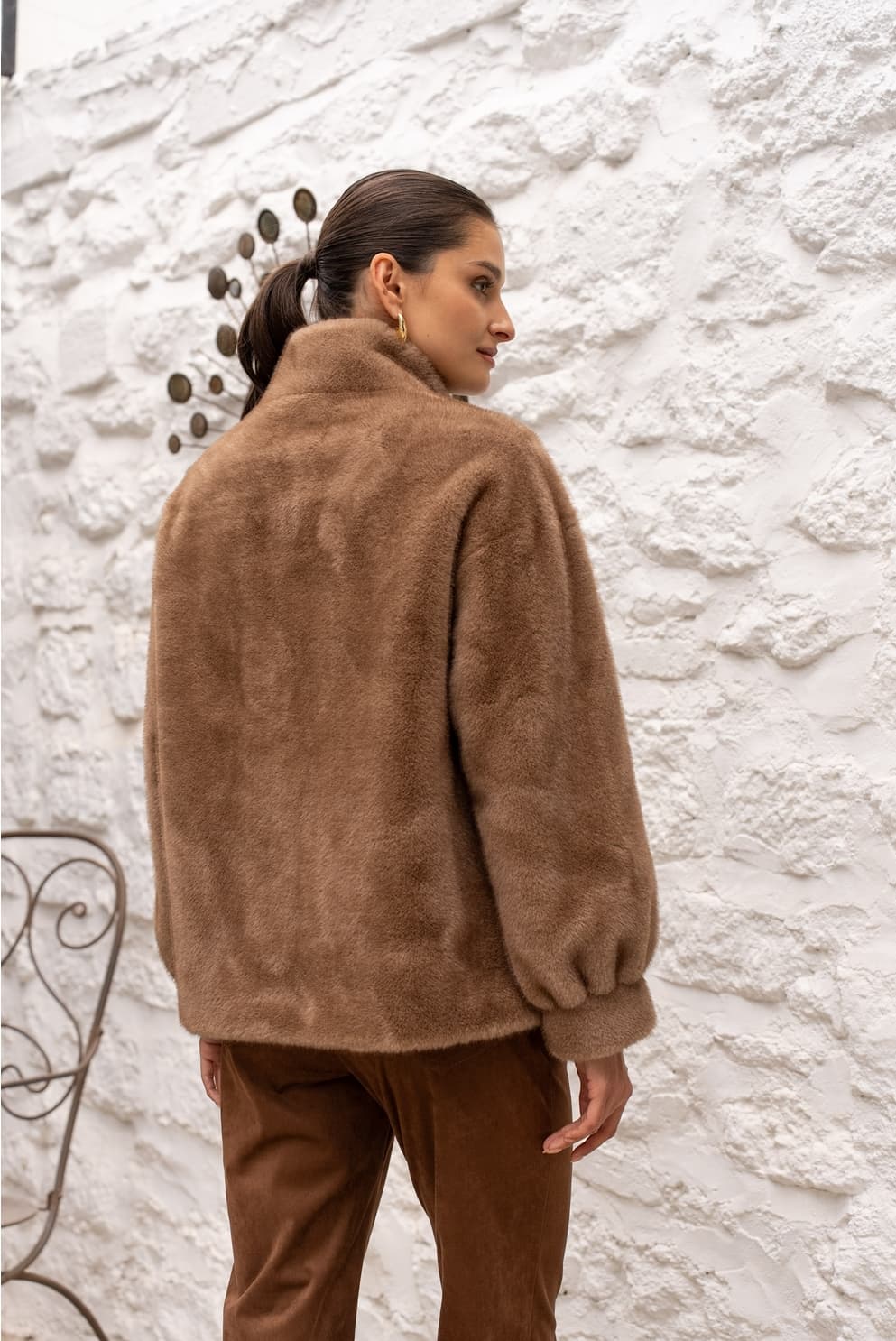 Manteau en fausse fourrure Ă col montant fermeture pression